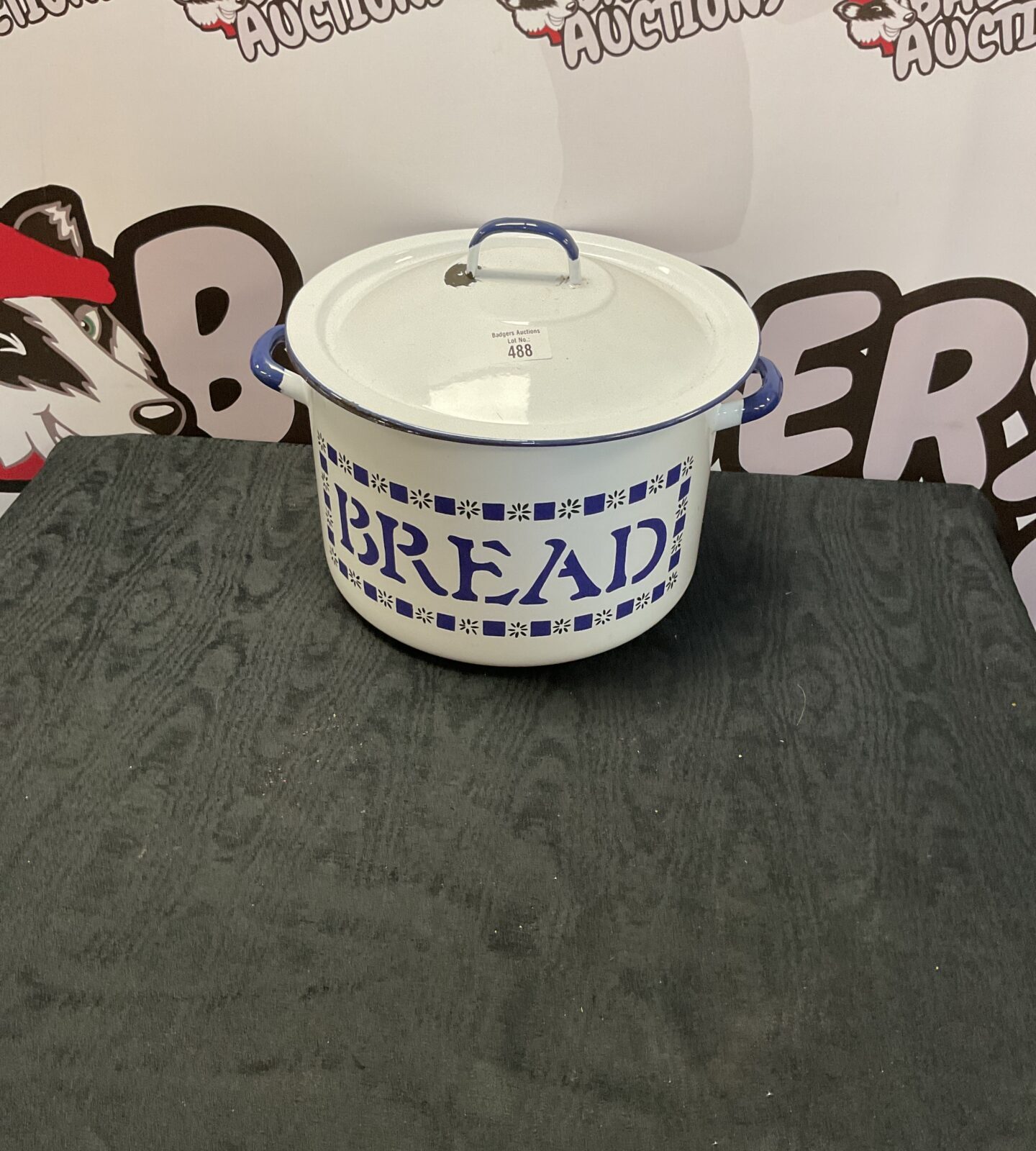 Enamelled bread tin