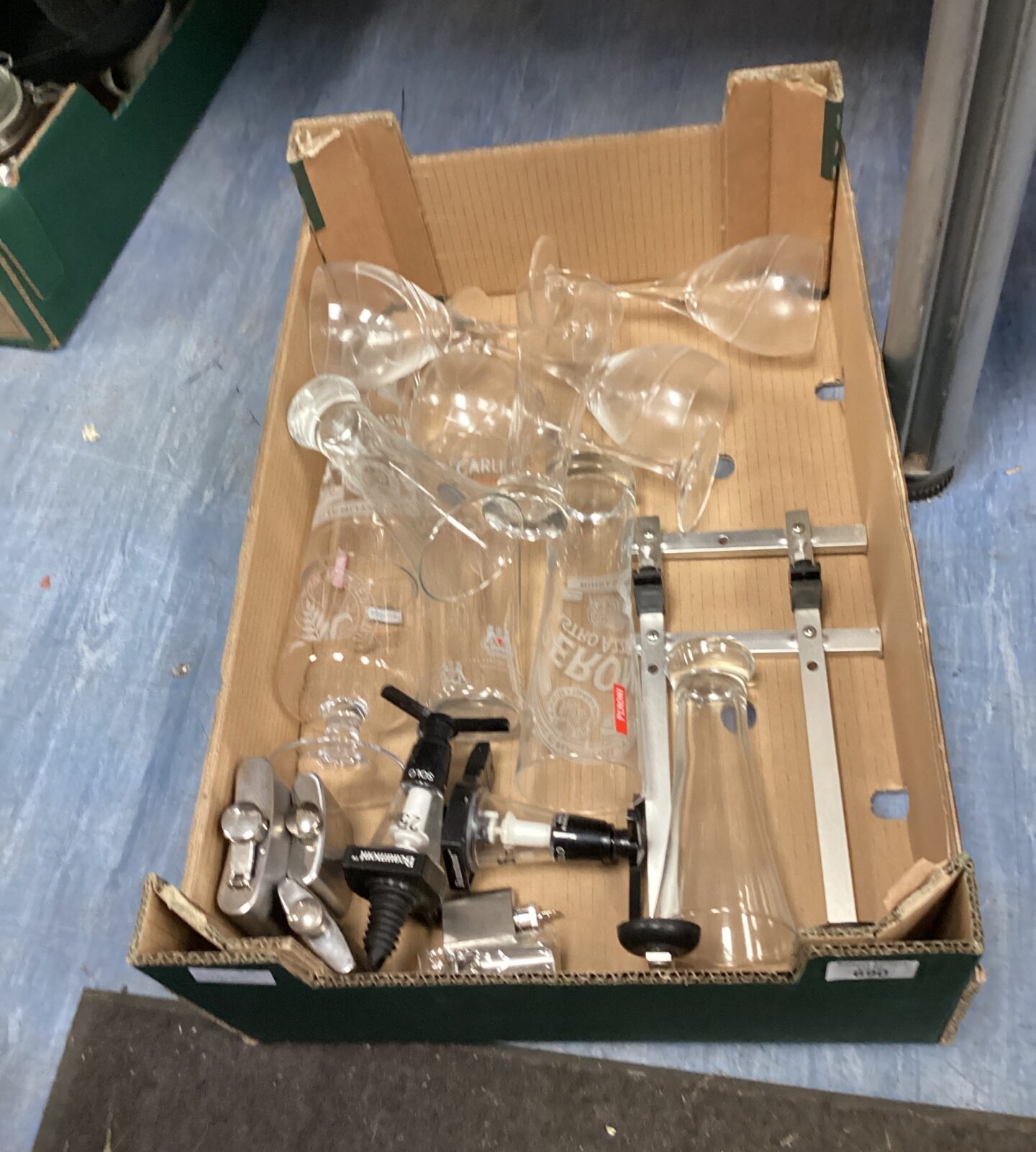 Tray of mixed bar related items inc branded pint glasses& bar optics