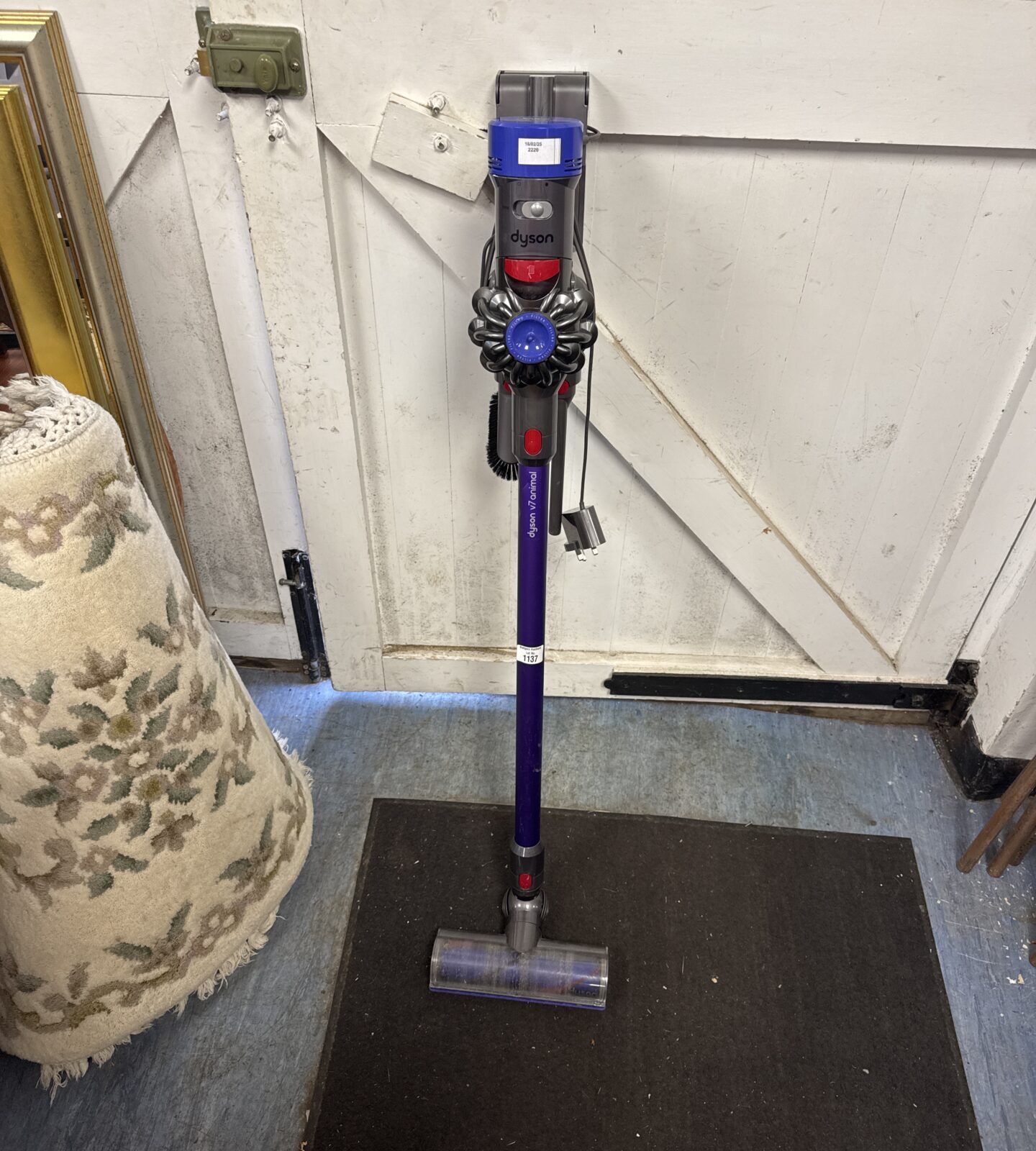 Dyson v7 animal cordless hoover with wall bracket, charger & accessories - working