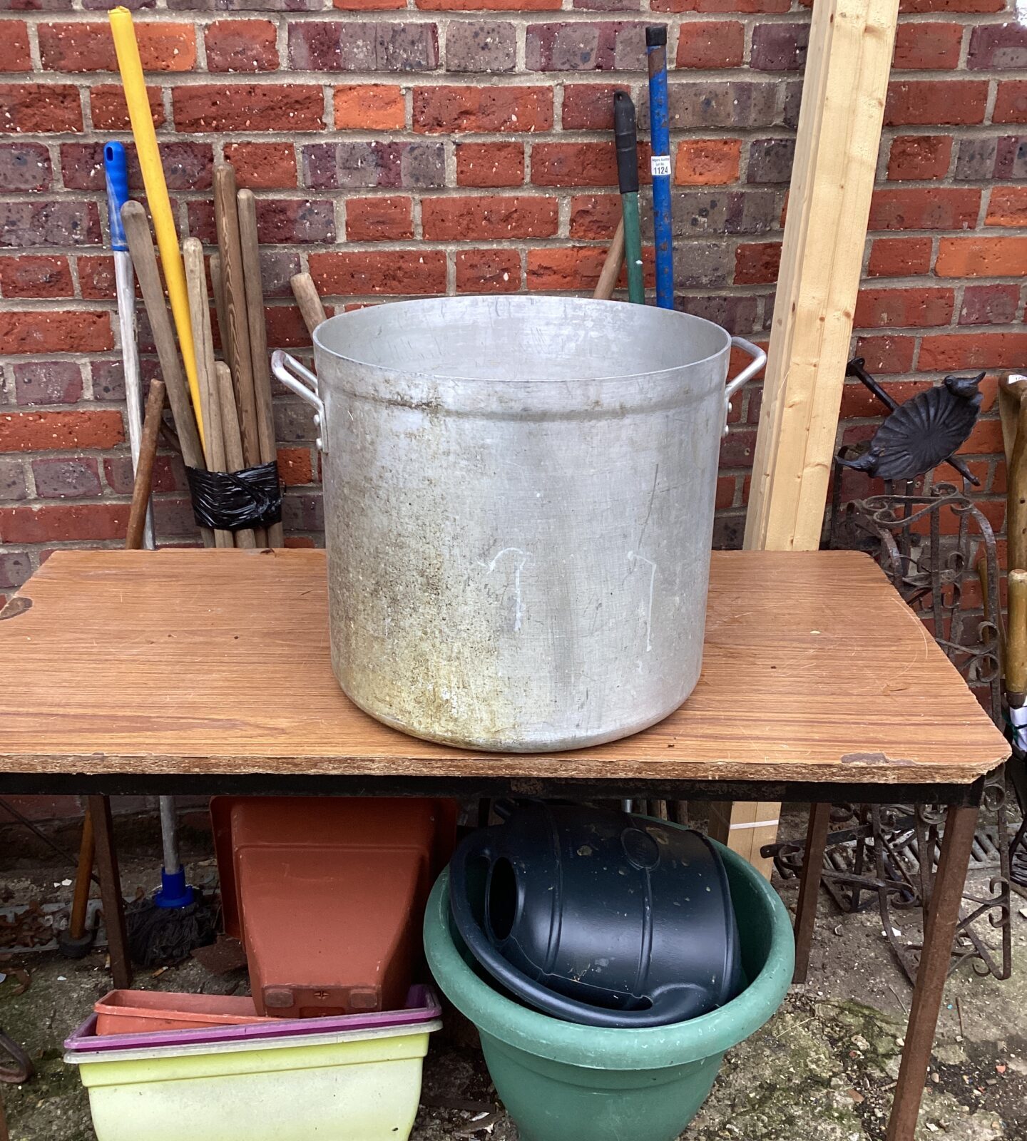 Large aluminium cooking pot