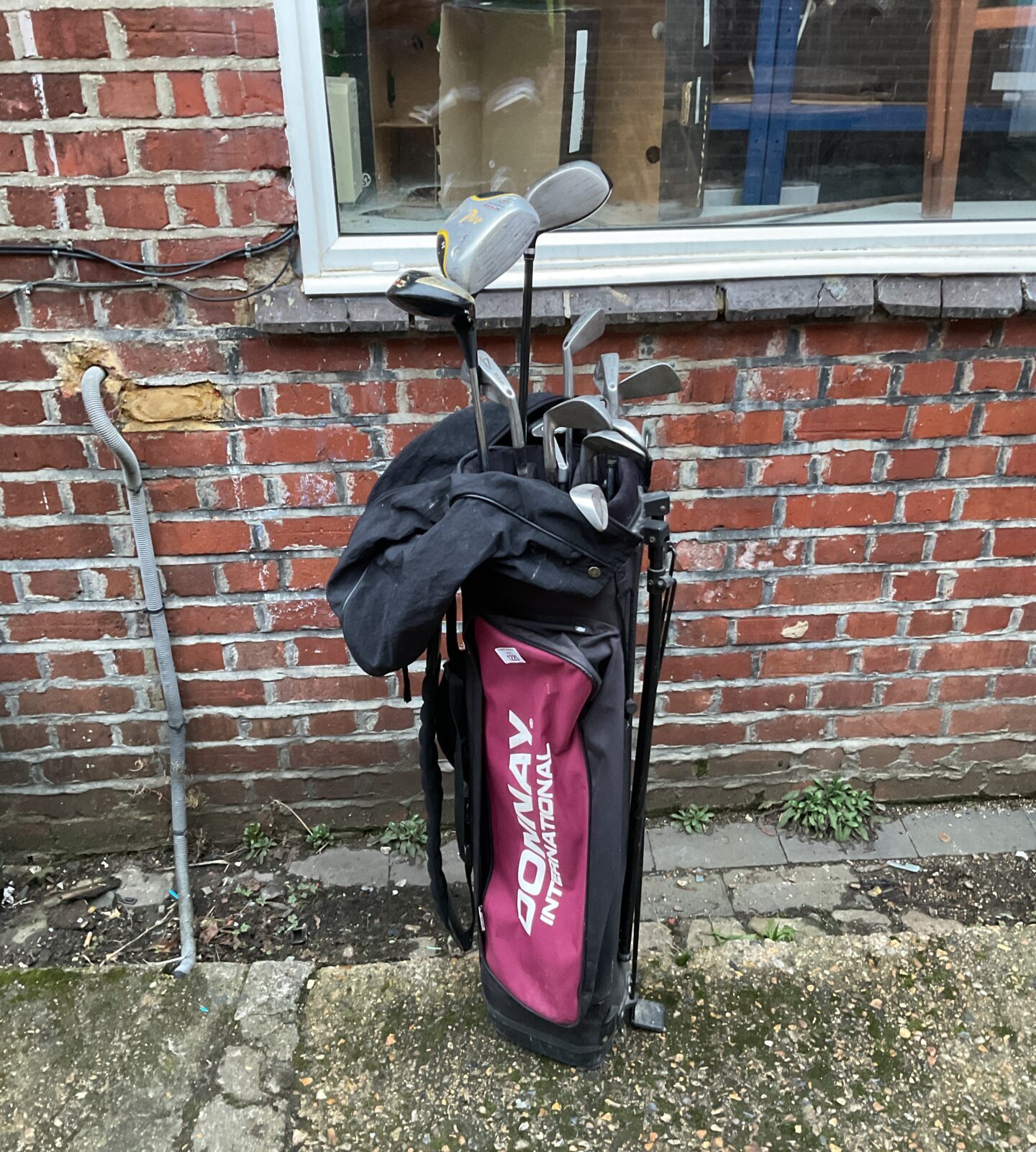 Set of wilson golf clubs in donnay bag