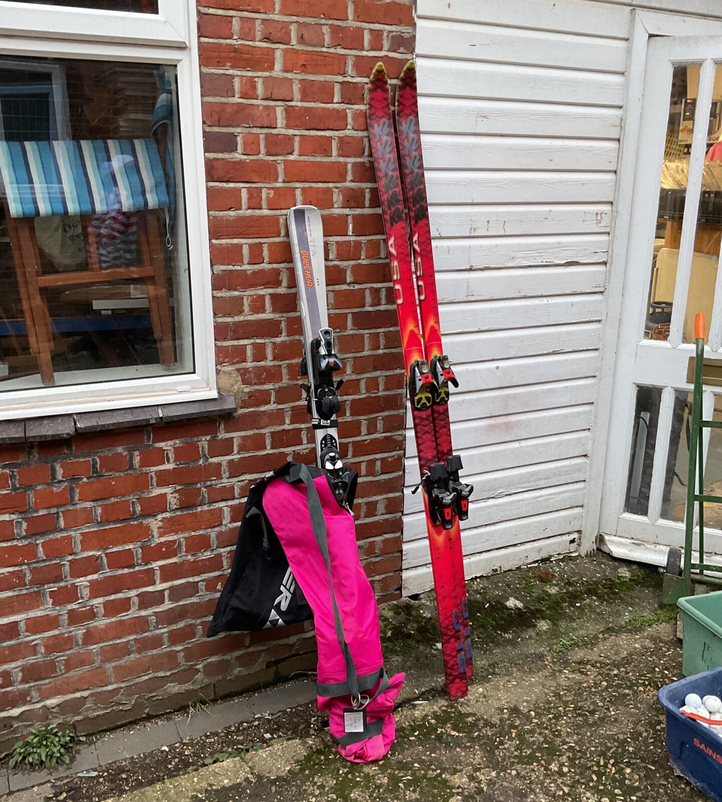 Two pairs of skis including quechua