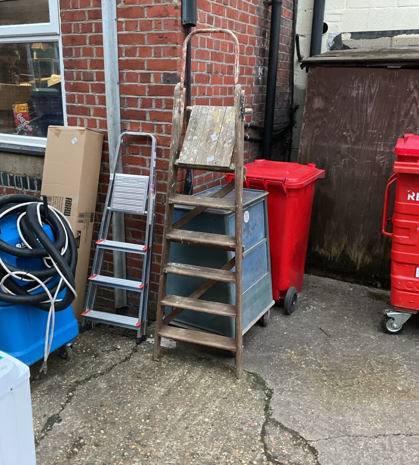 Wooden foldable step ladder