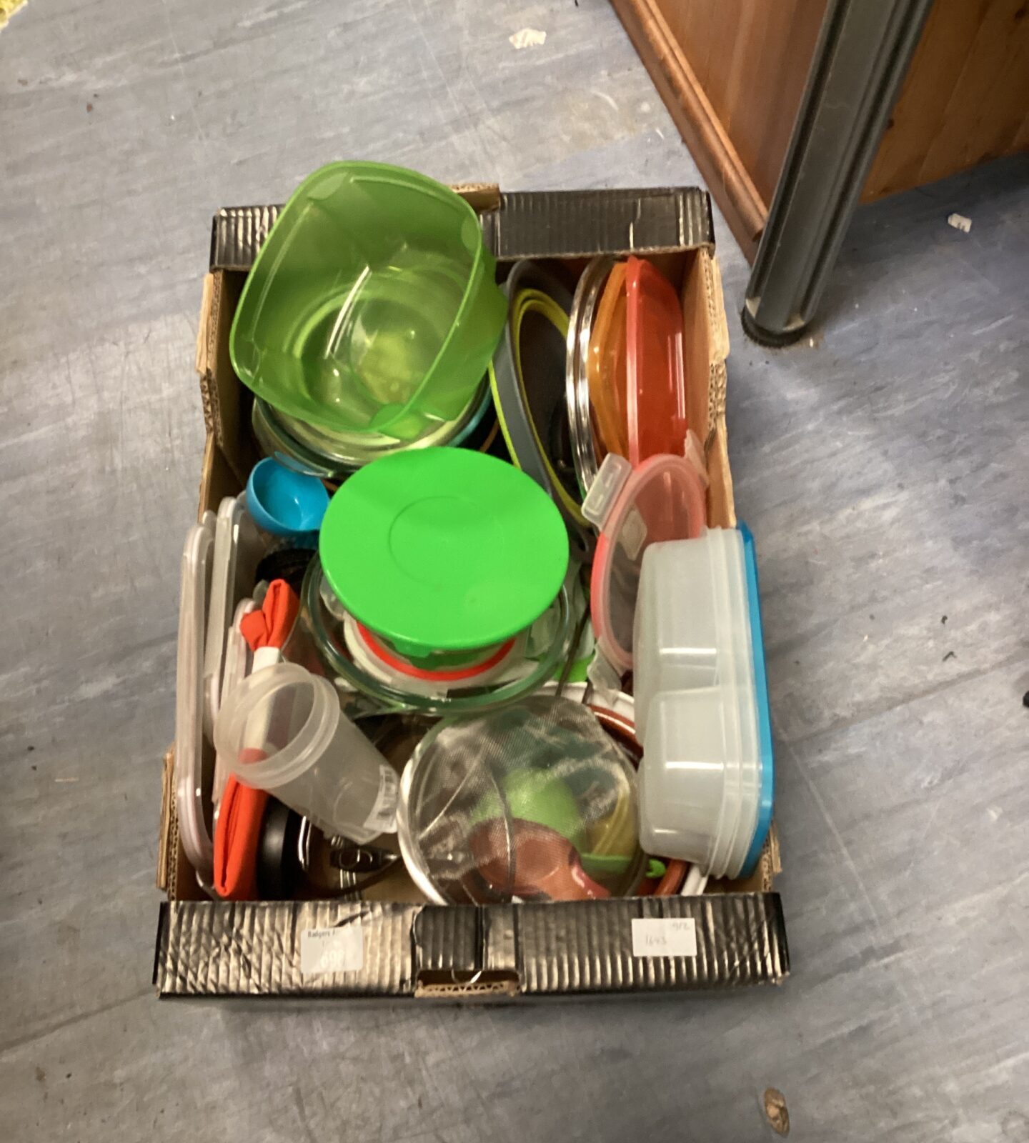 Tray of mixed kitchenware inc pirex style bowls, lunch boxes & utensils