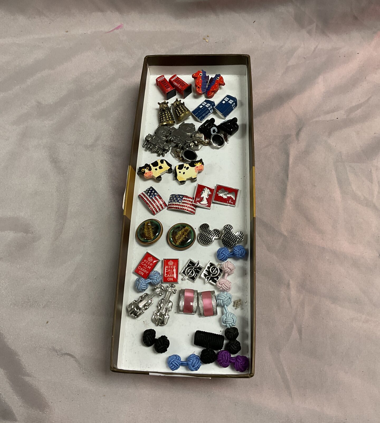 tray of sixteen assorted cufflinks