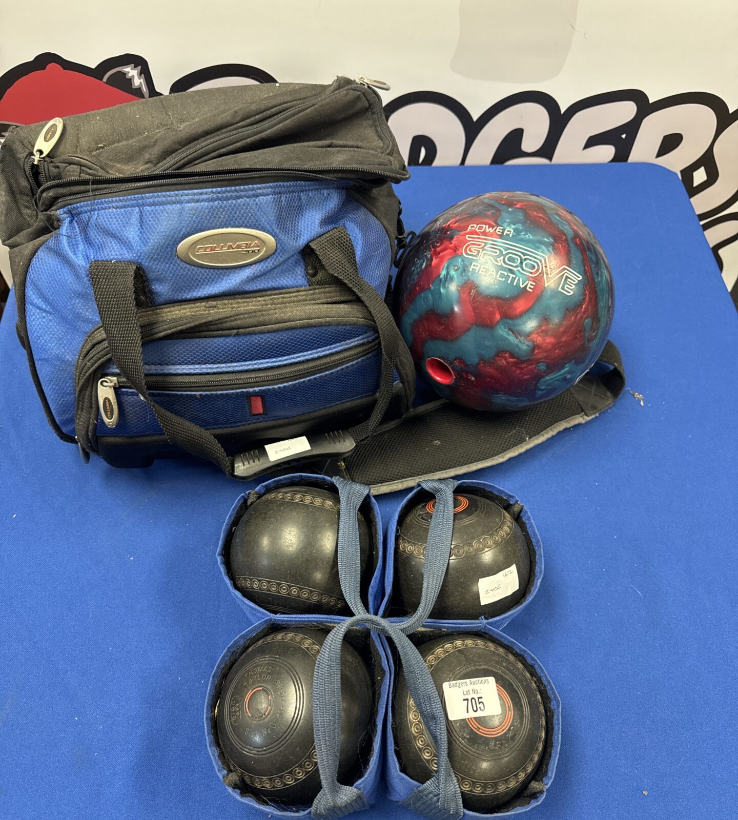 Set of Thomas Taylor lawn bowls with power groove reactive bowling ball