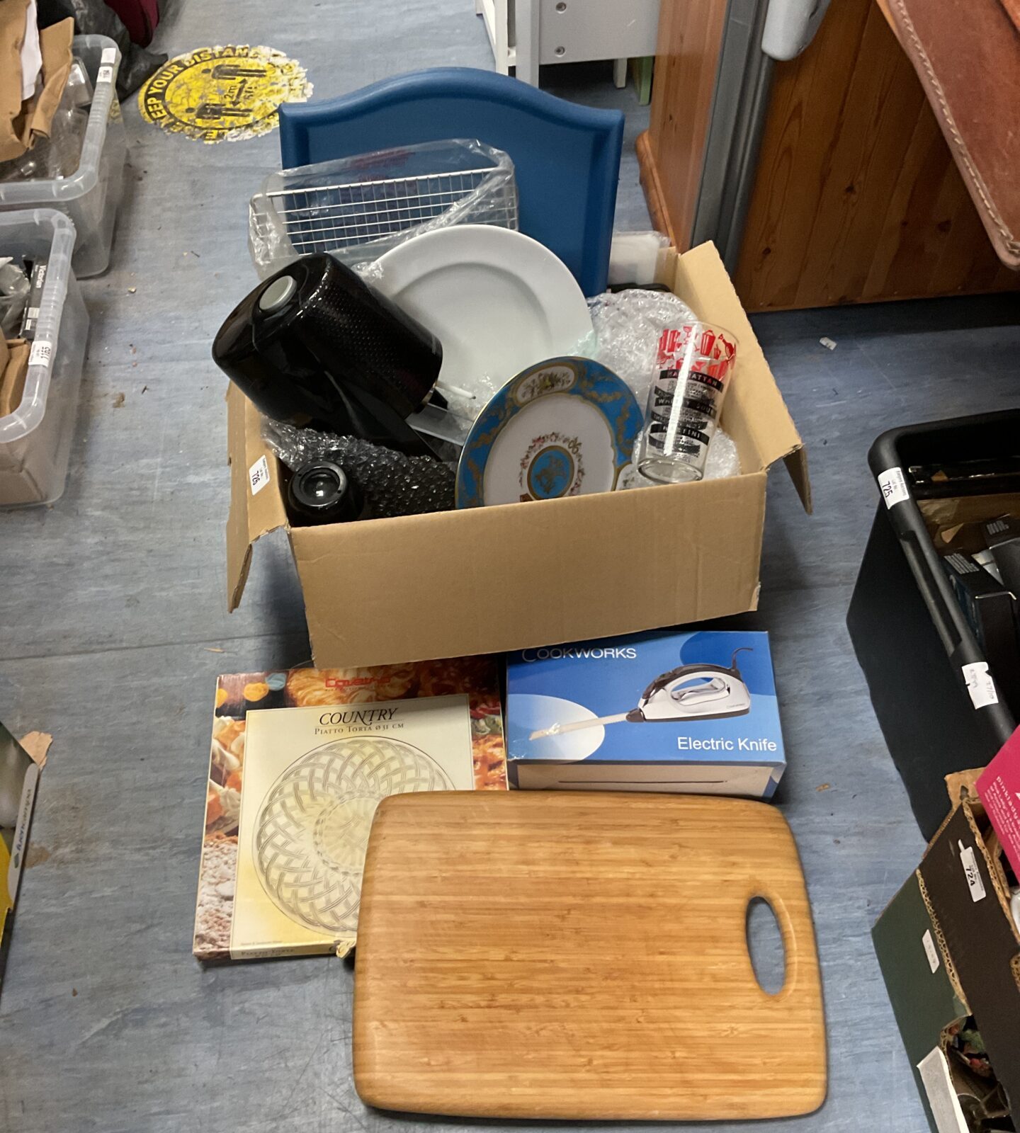 Box of mixed kitchenware including sodastream, chopping board & electric knife