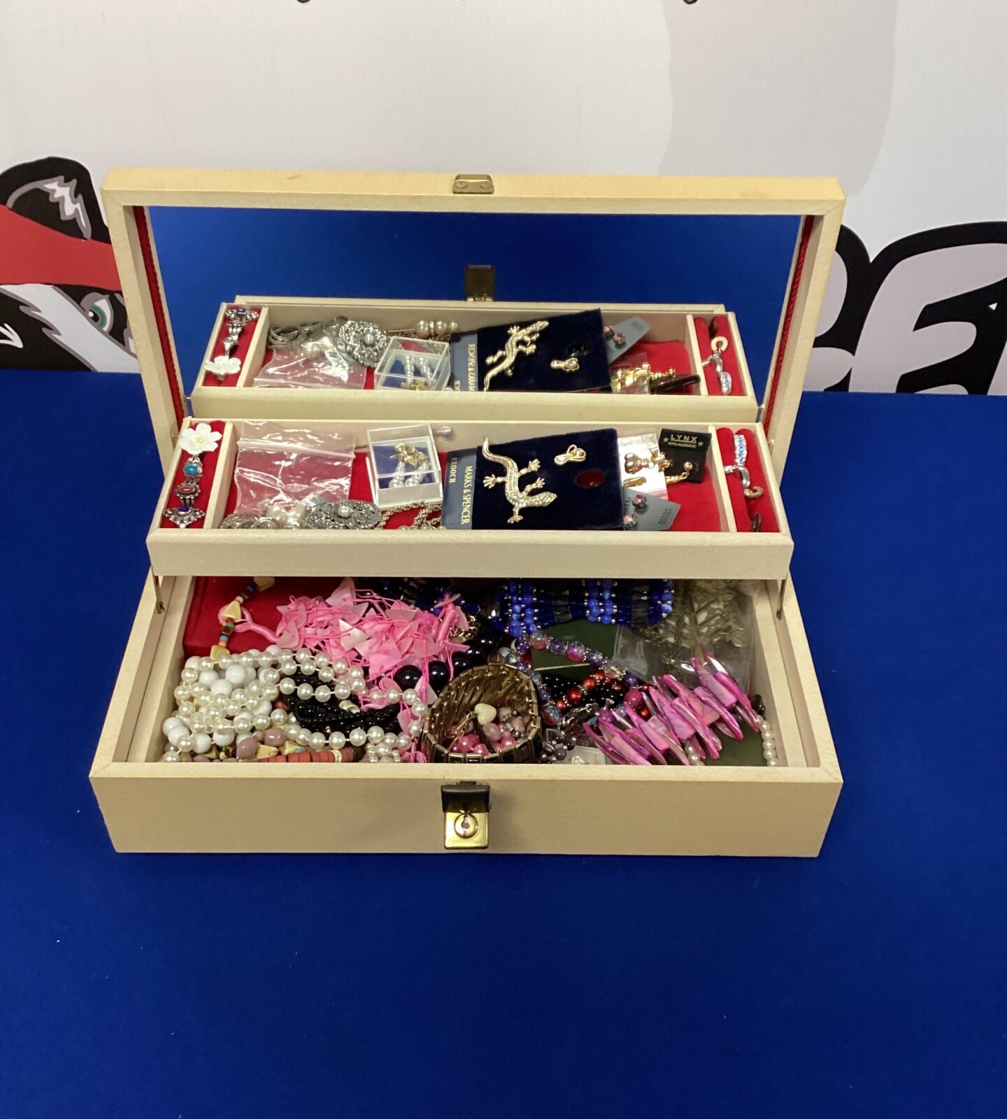 Jewellery box with contents