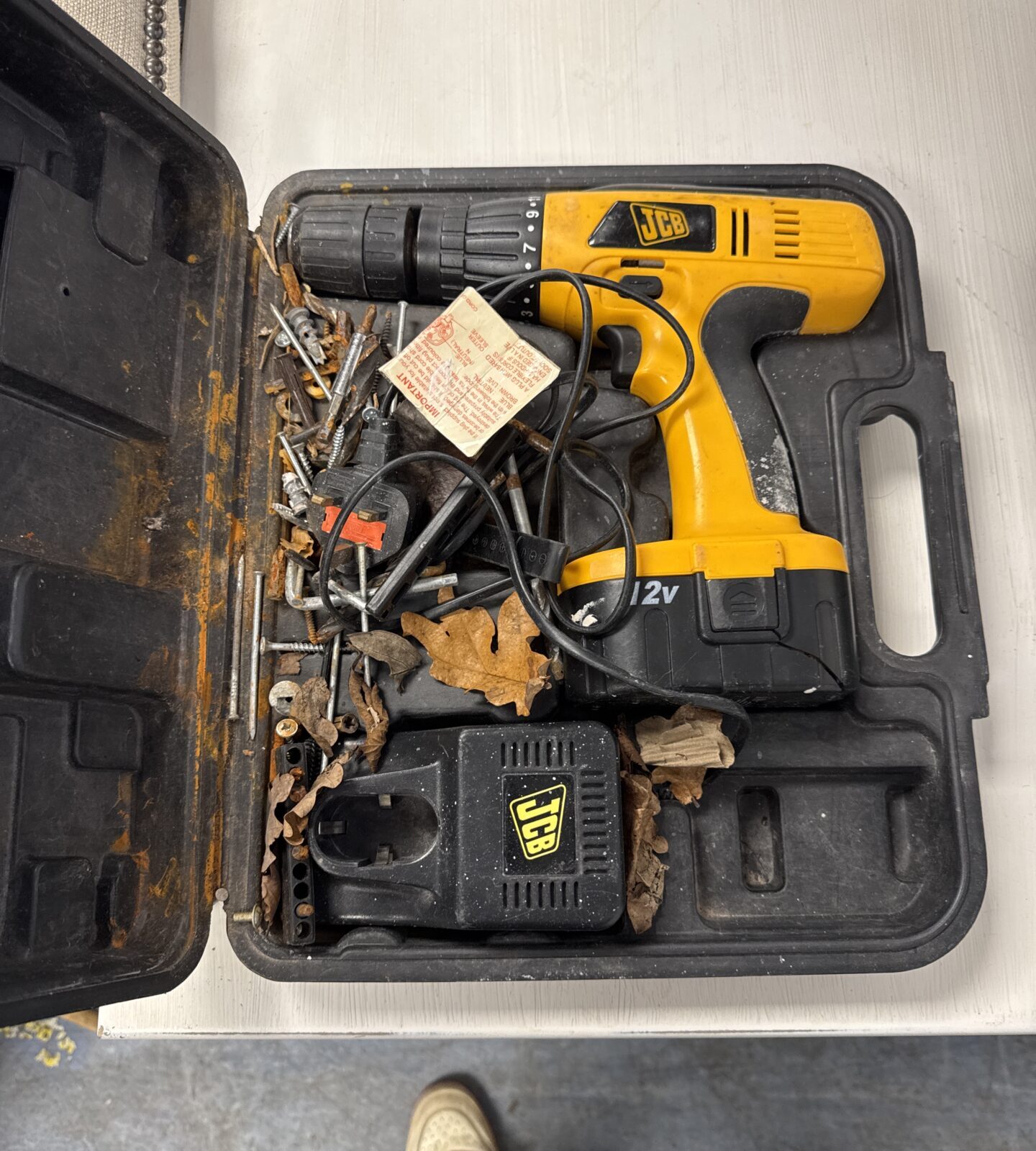 Jcb cordless drill set - untested