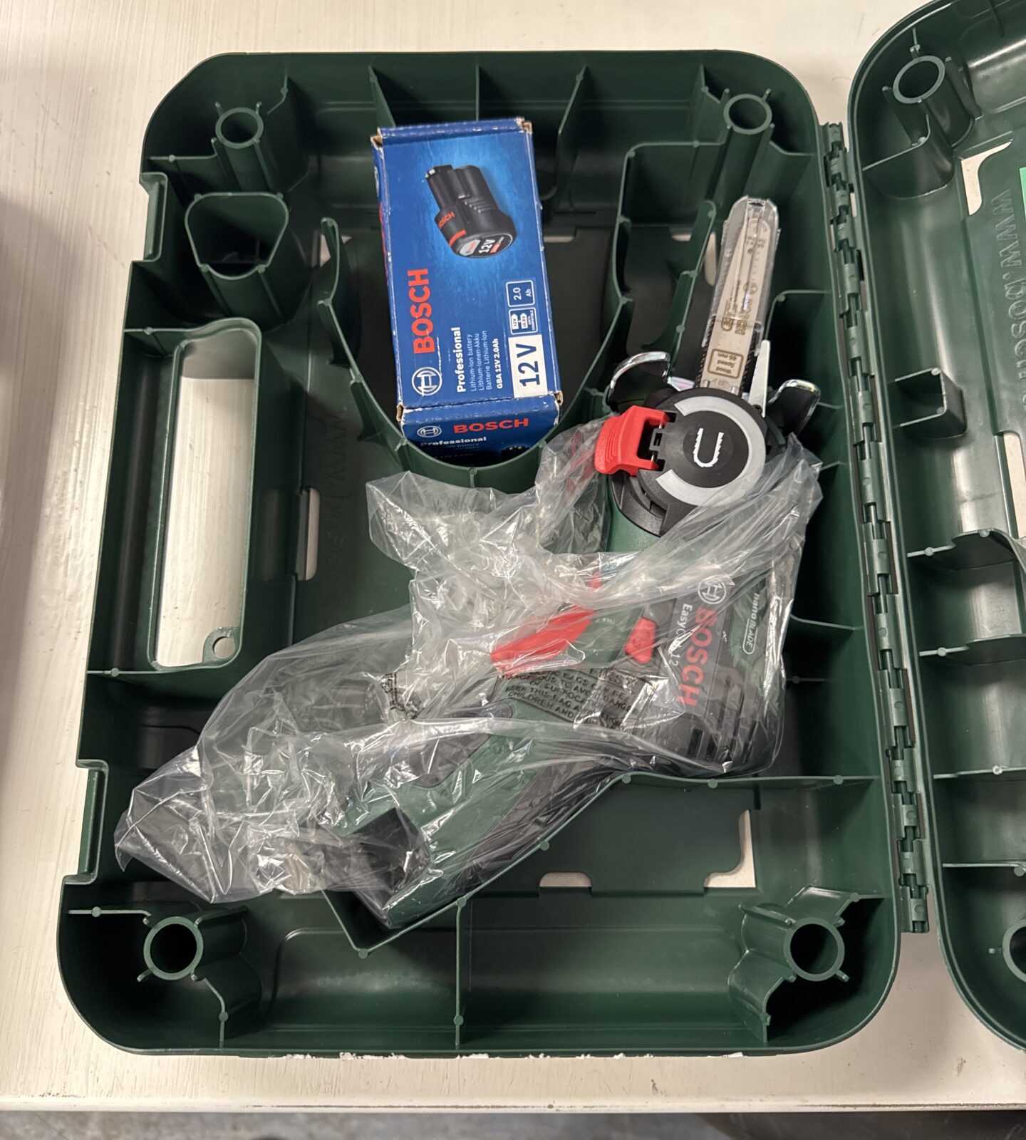 Bosch easycut 12 mini saw with battery - appears new, no charger