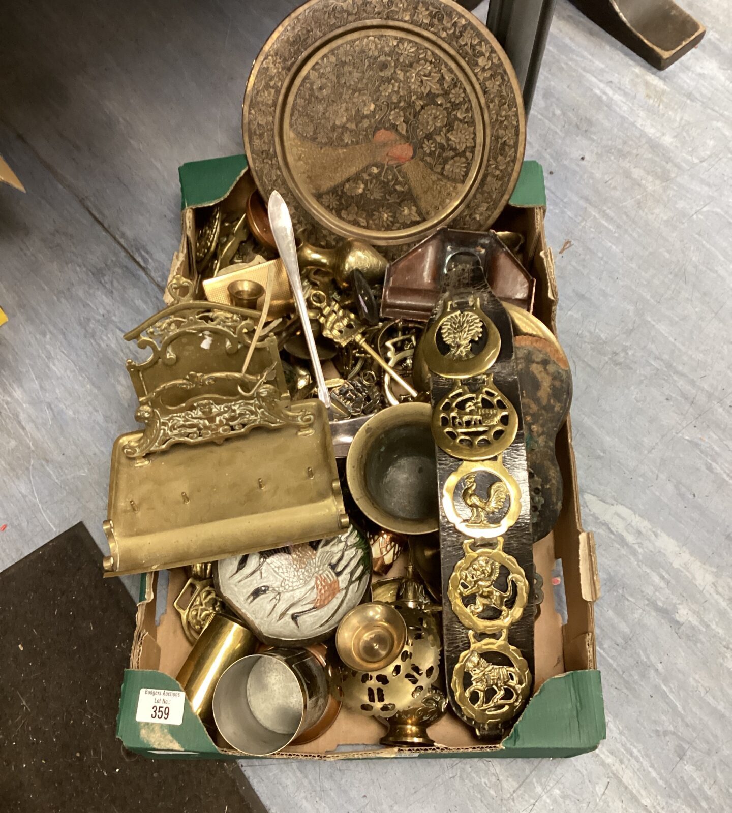 Large quantity of brass and copper items inc horse brasses