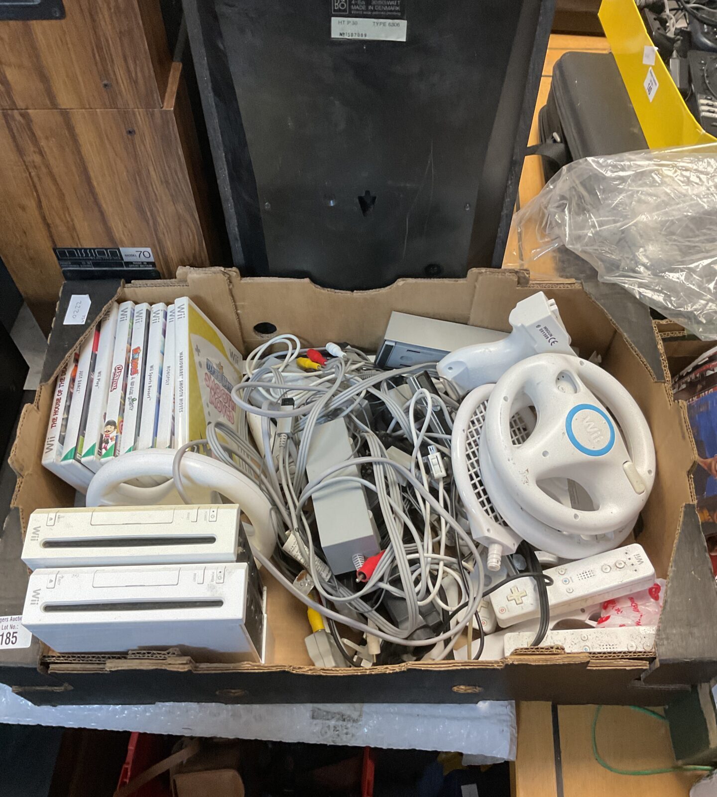 Tray of Nintendo wii console, cables & games