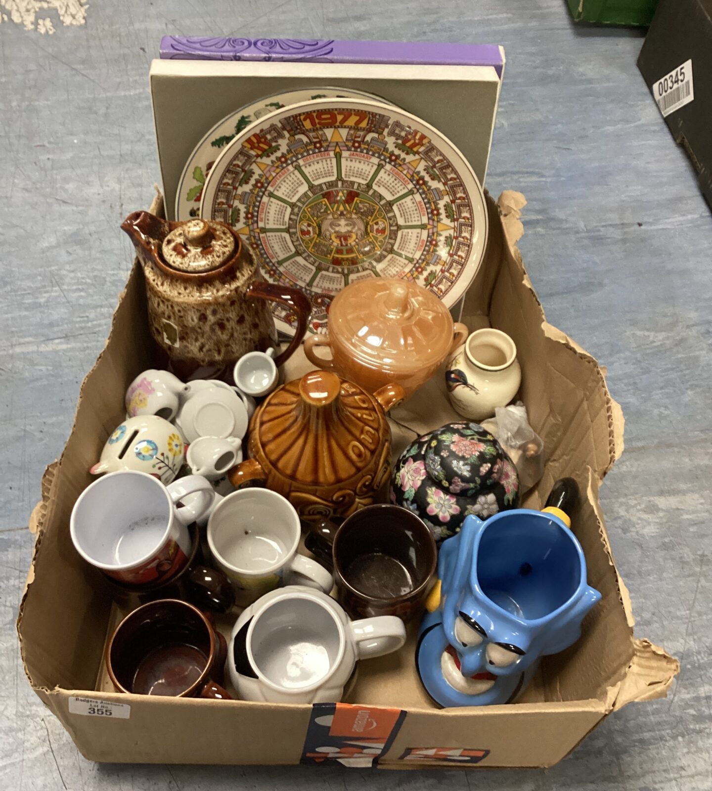 Selection of mixed pottery items inc Wedgewood Collectors Plate