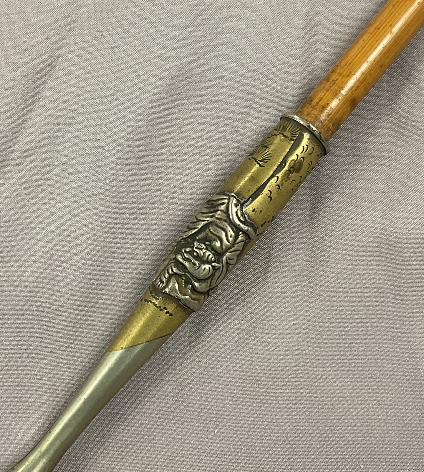 Antique Chinese opium pipe with tiger decoration - Image 3