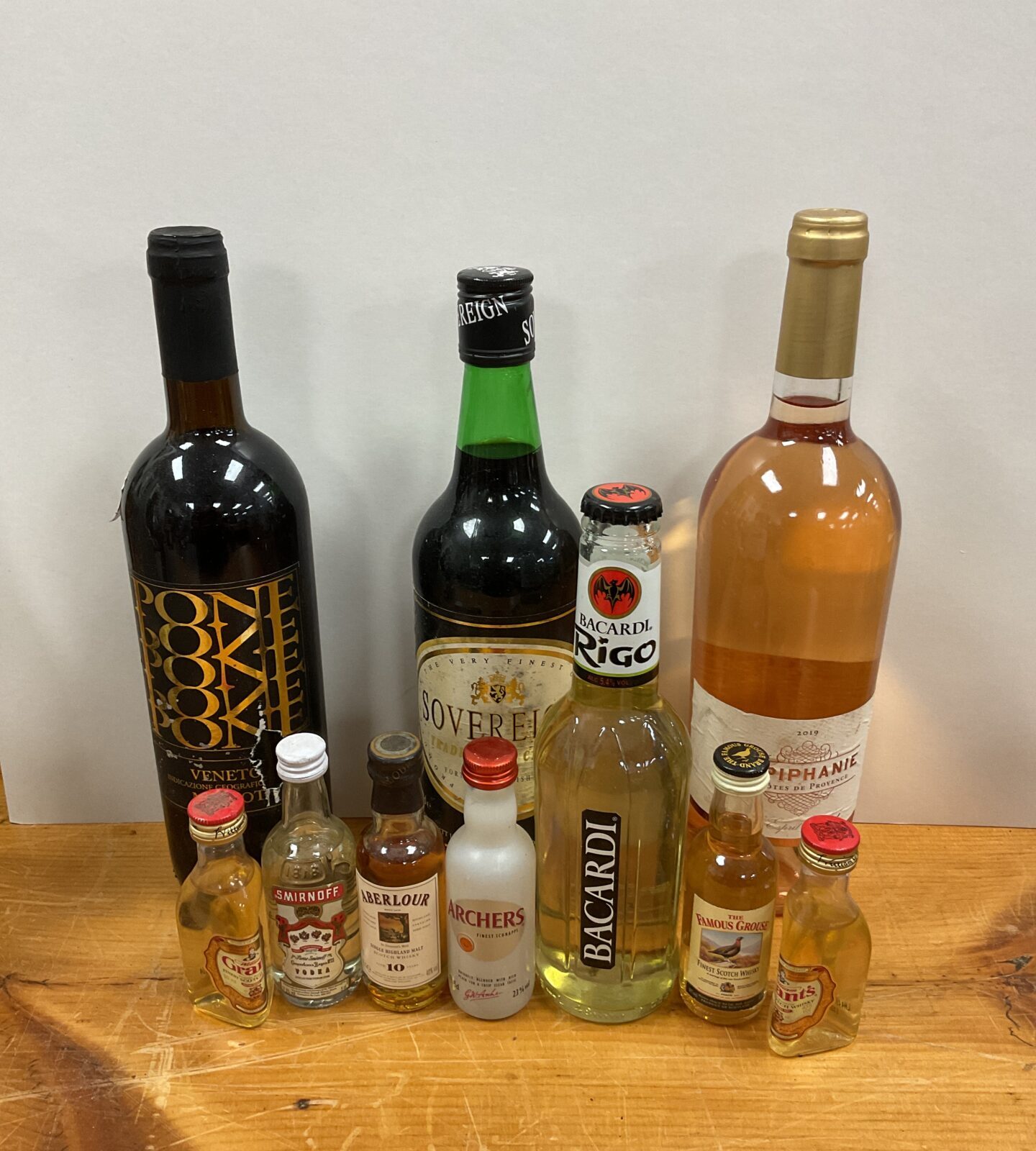 Selection of alcohol including bacardi & 2019 l’epiphanie