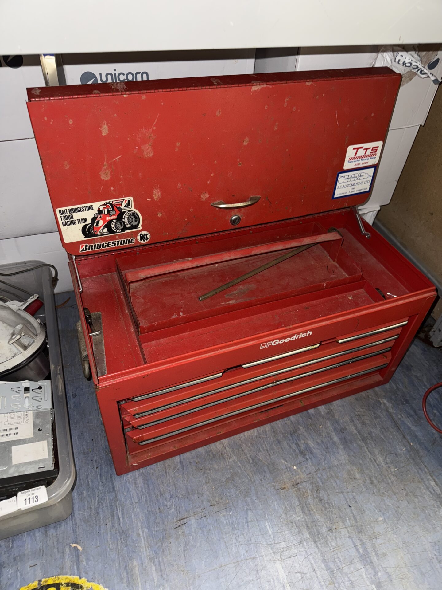 Large metal toolbox 26” length - no key, unlocked