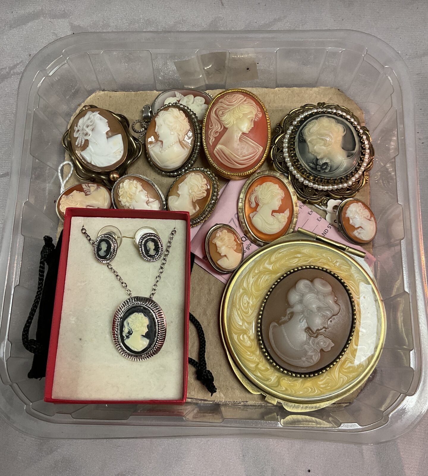 Tray of antique and other cameo brooches and pendants