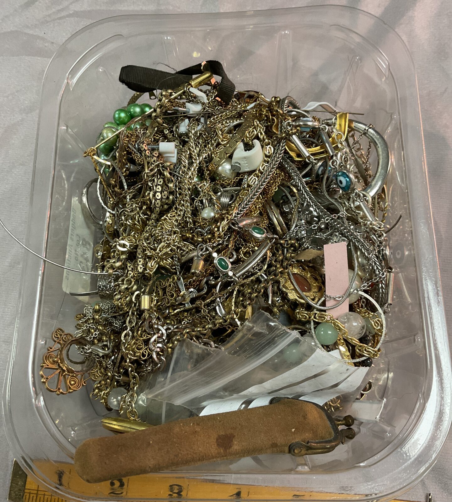 Tray of mixed jewellery