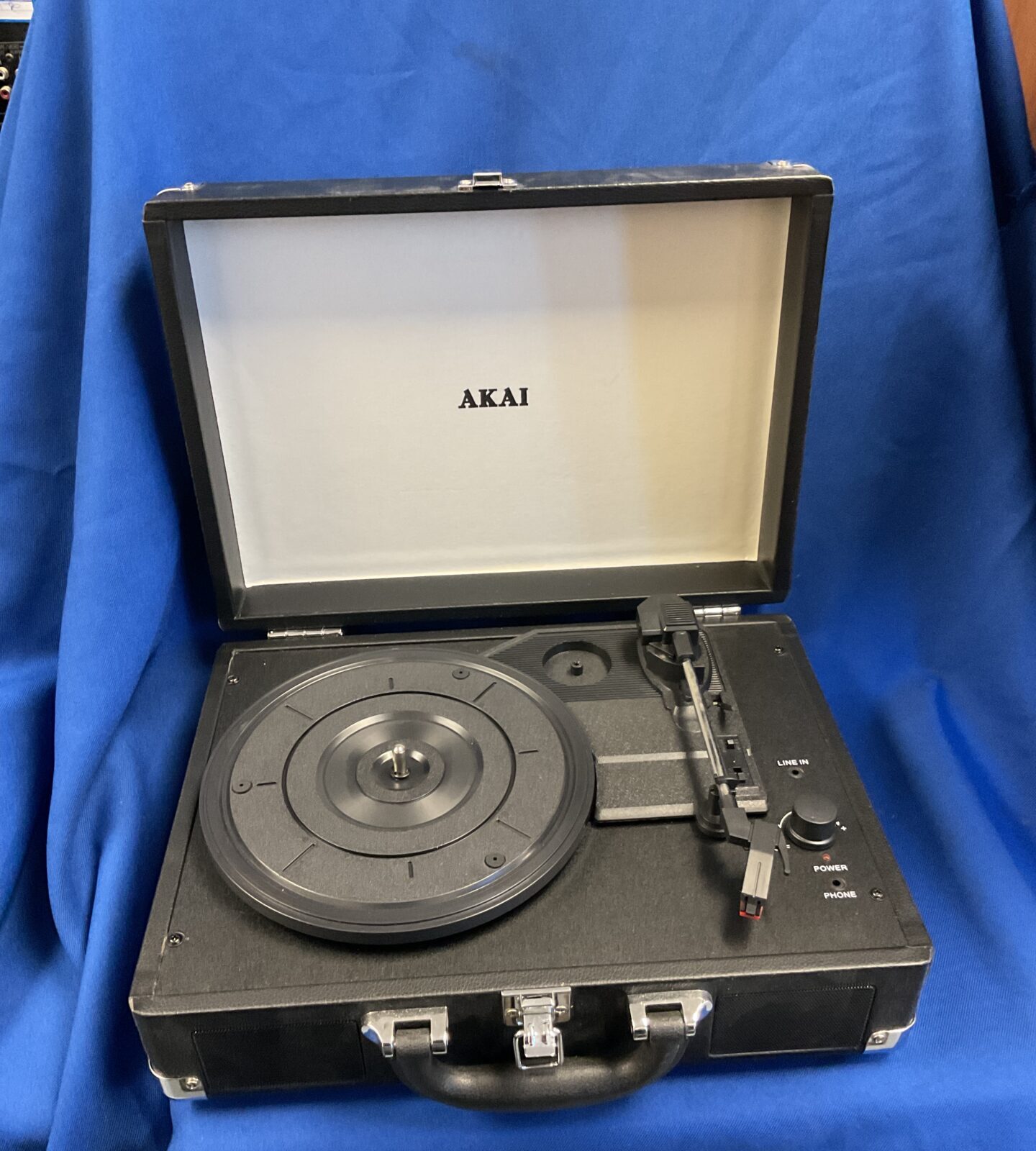 Akai retro style portable record player (no power supply)