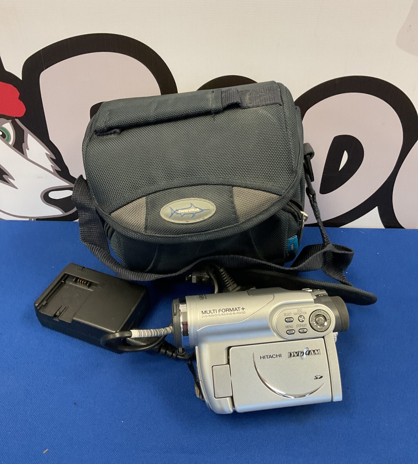 Hitachi dz-bx35e camcorder with cables