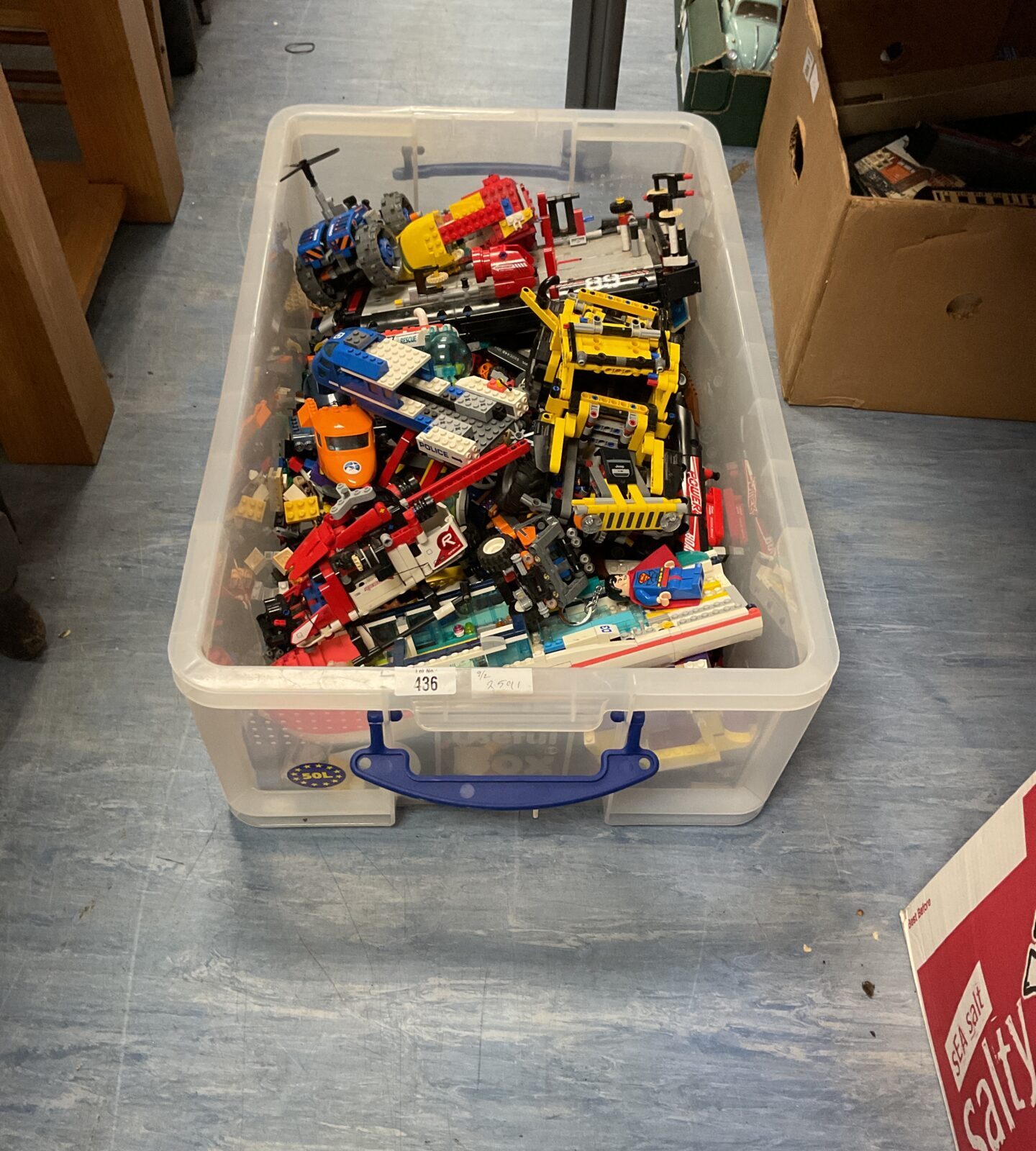 Large box of mixed Lego inc Lego city, Lego technic and minifigures