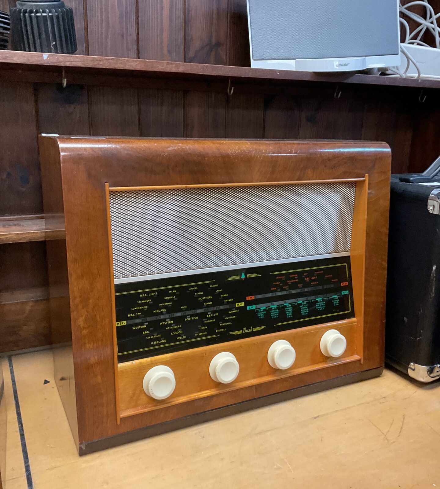 Bush type ac34 valve radio