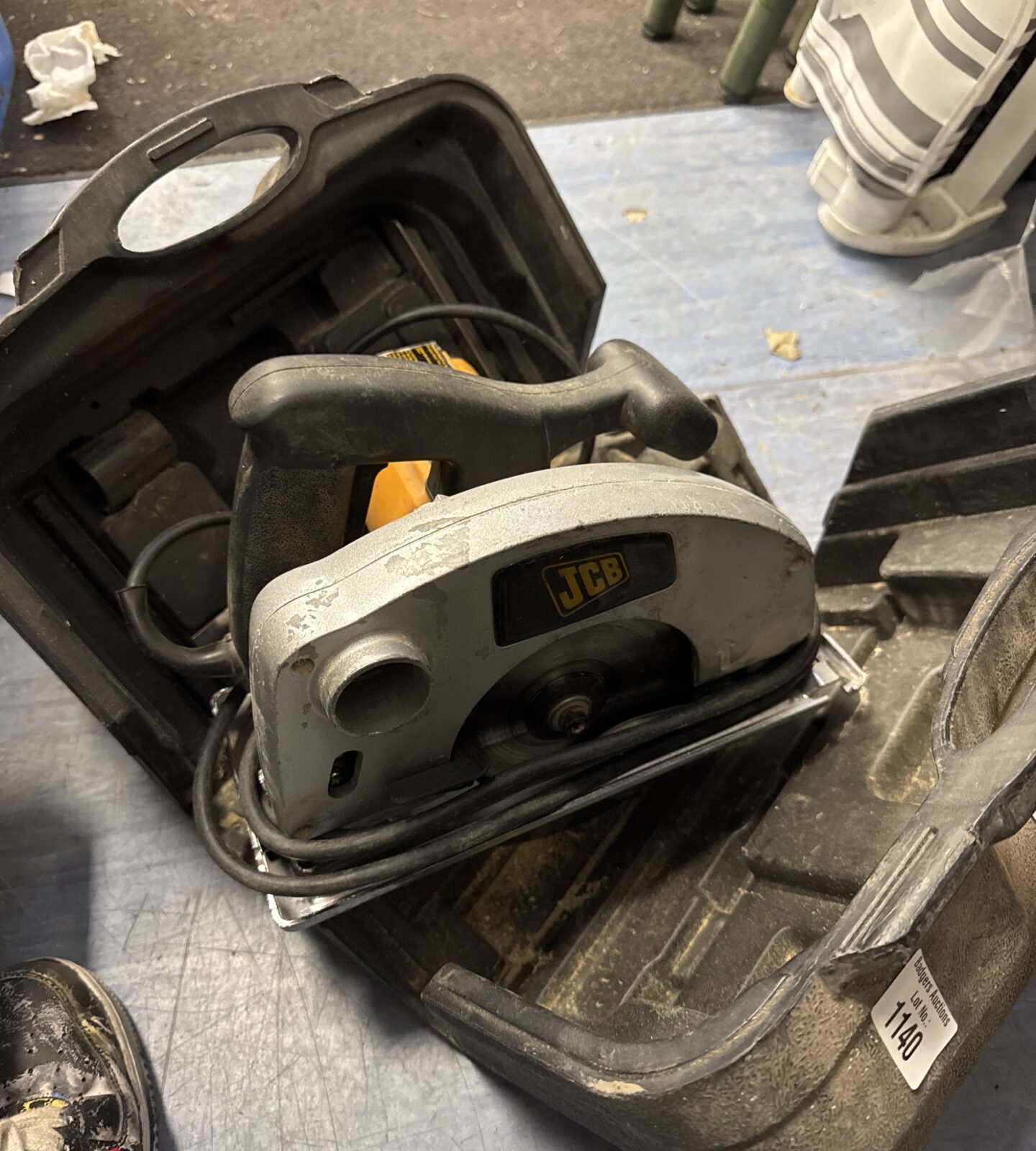 Jcb 1500w circular saw - working