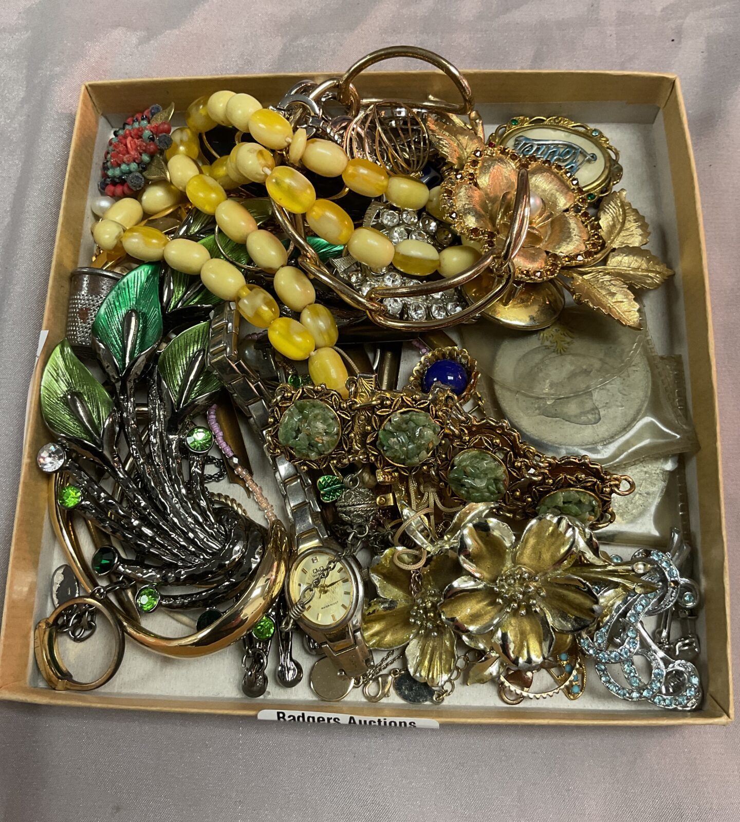 Tray of assorted costume jewellery