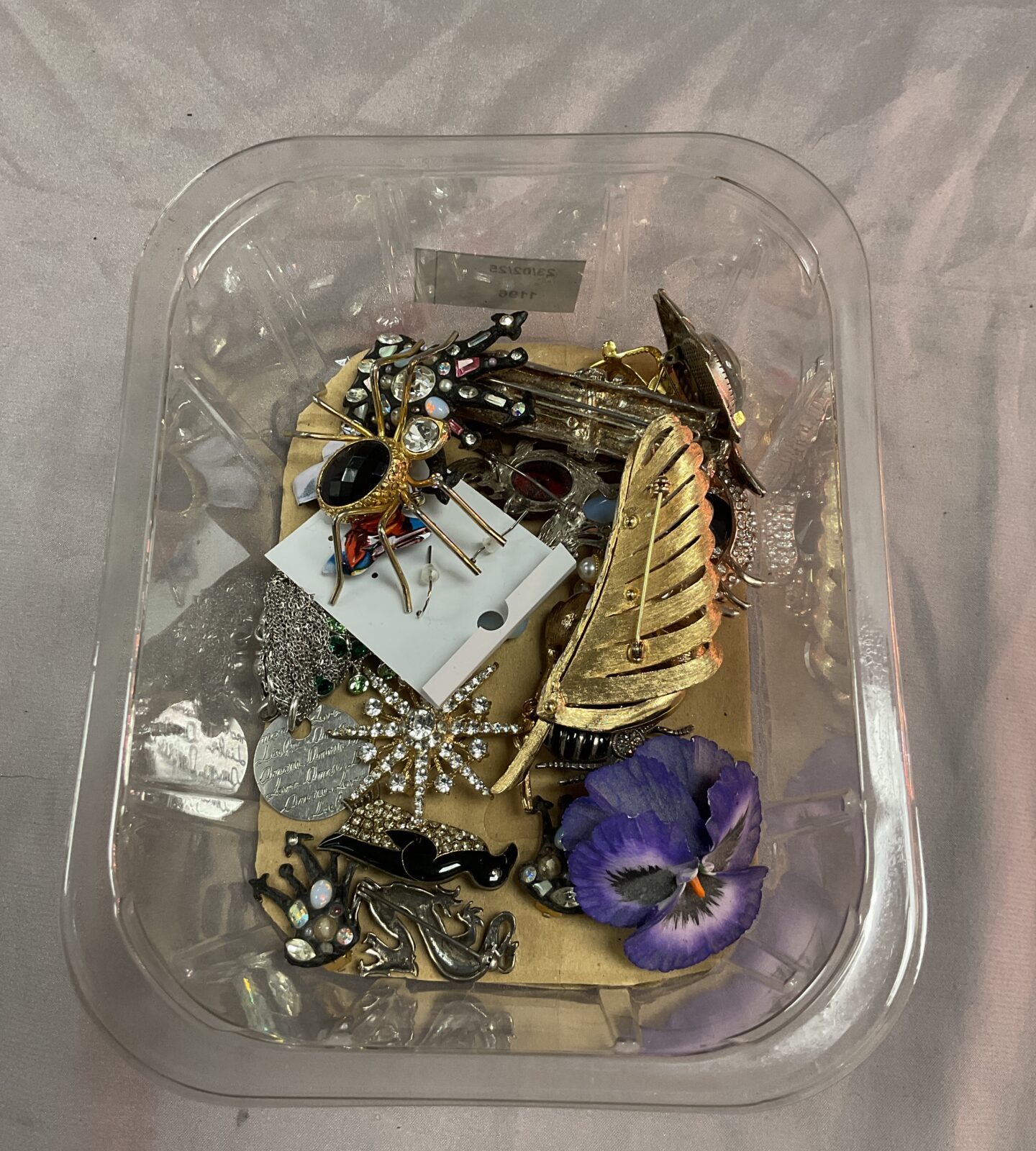 Tray of costume jewellery brooches