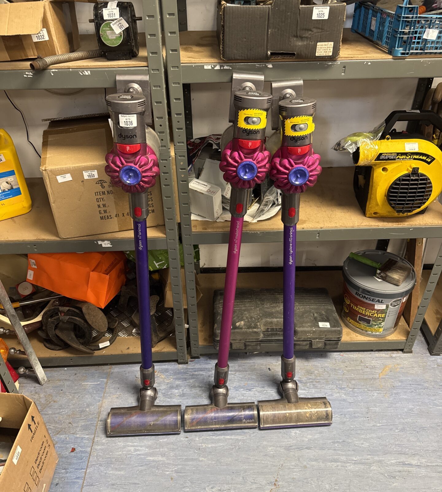 Dyson v7 animal, v7 Motörhead & v10 animal cordless hoovers - Motörhead working, others low battery light flashing - no chargers