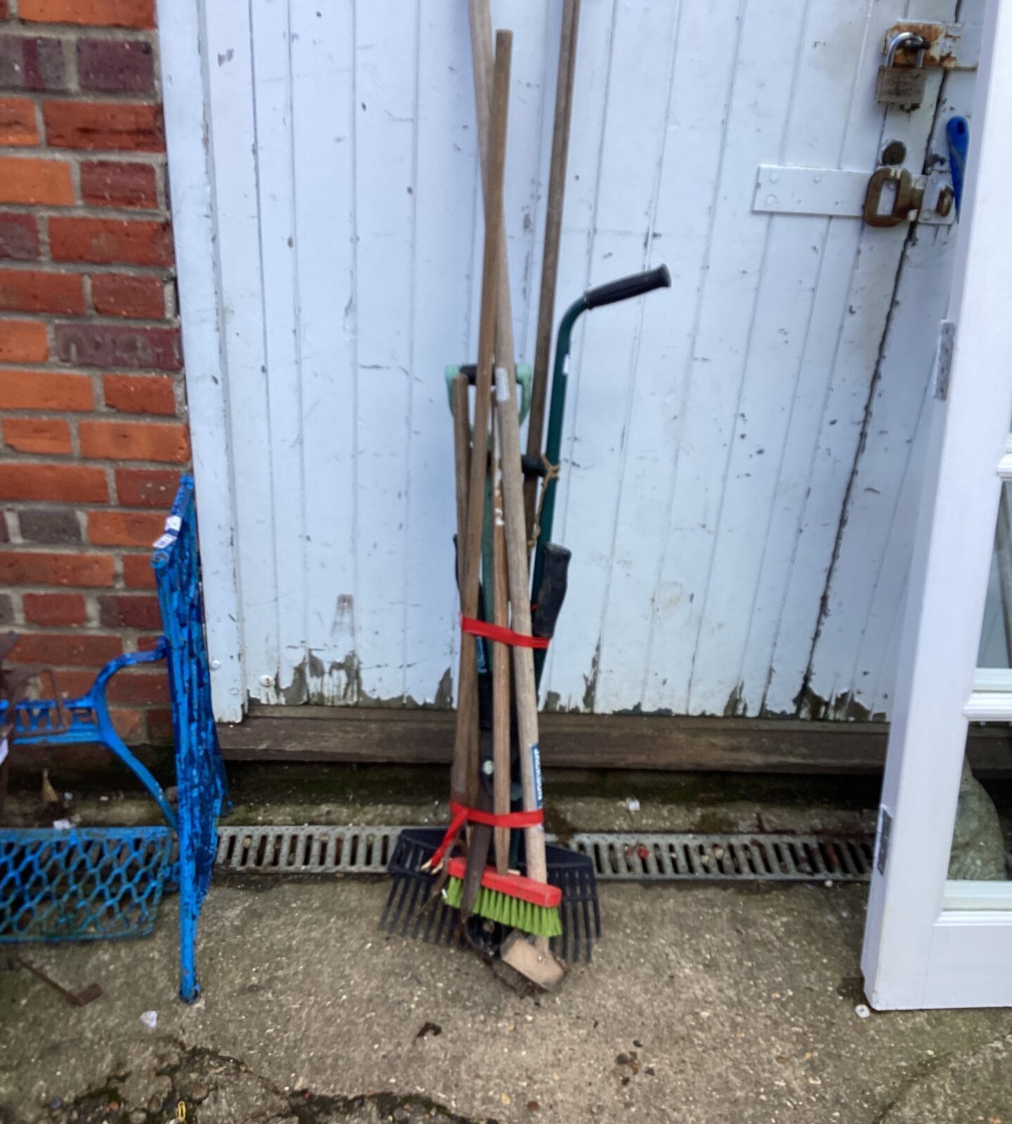 Quantity of garden tools
