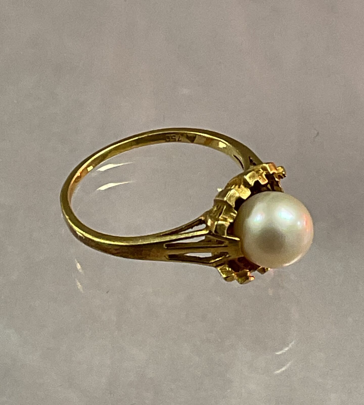 18ct gold Pearl ring size P 4.31g gross