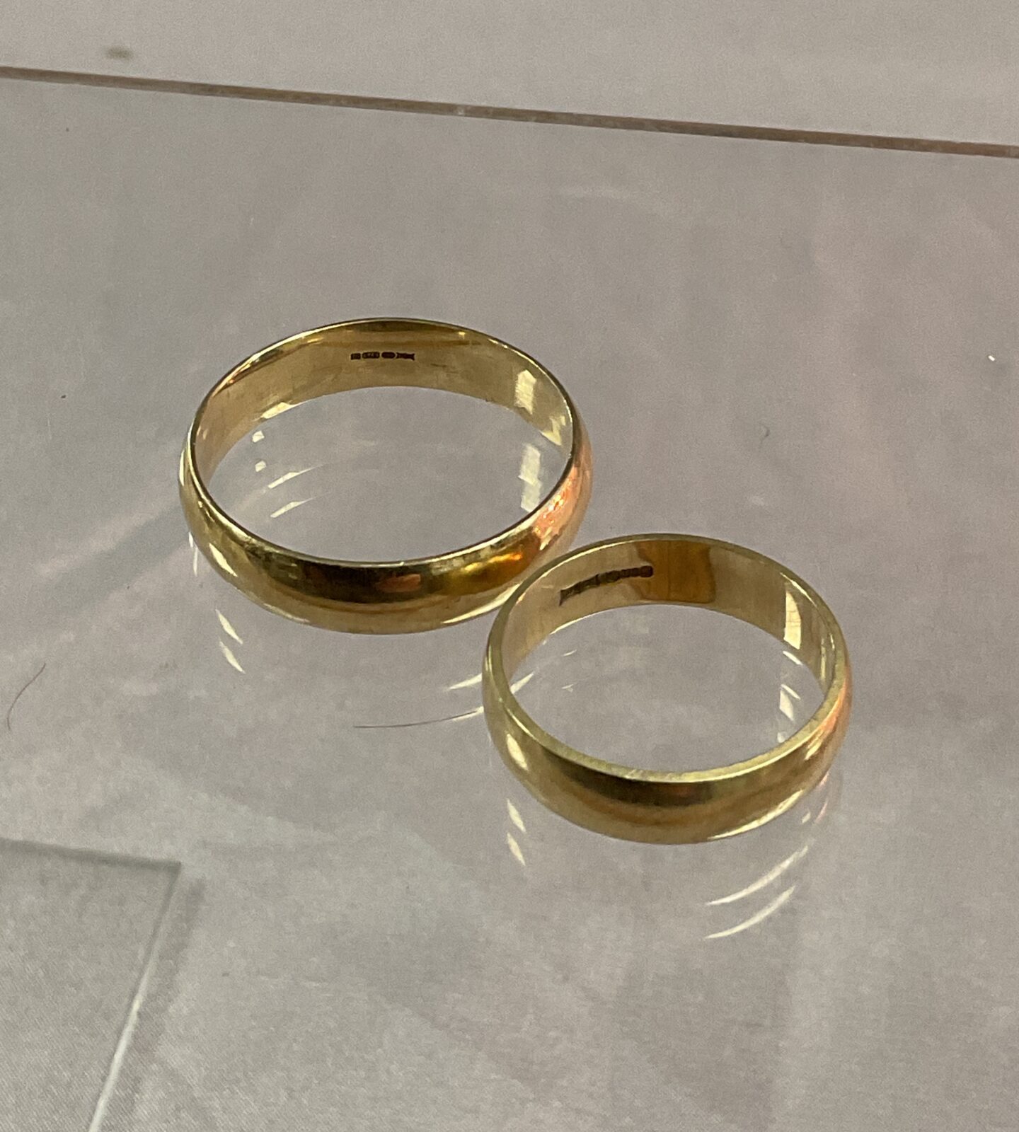 two 9ct gold wedding bands Sizes S and Z+4  9.9g