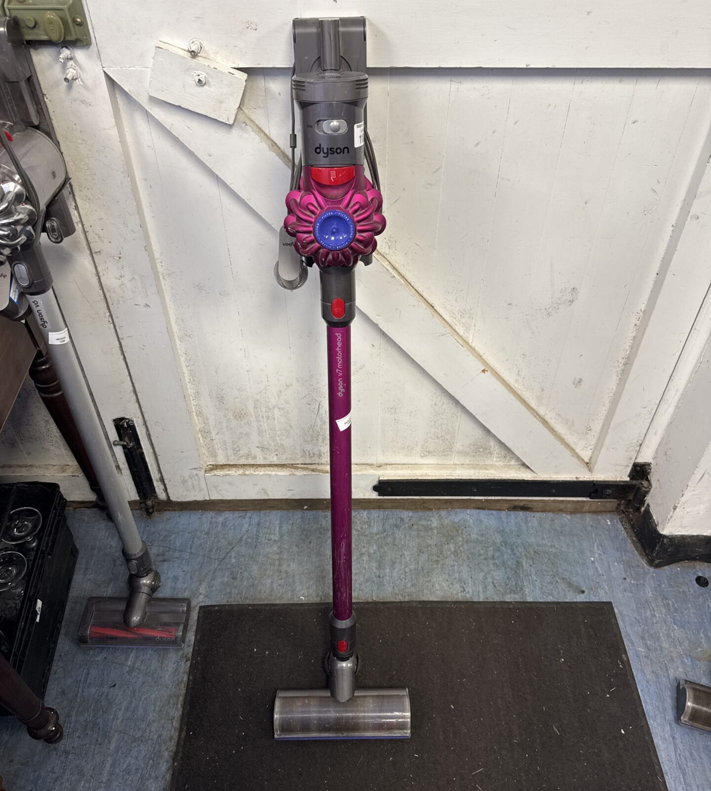 Dyson v7 Motörhead cordless hoover - untested, battery light flashing