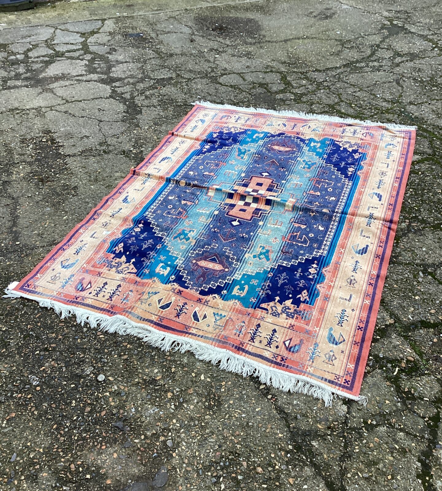 Large aztec patten rug approximately 8x5ft