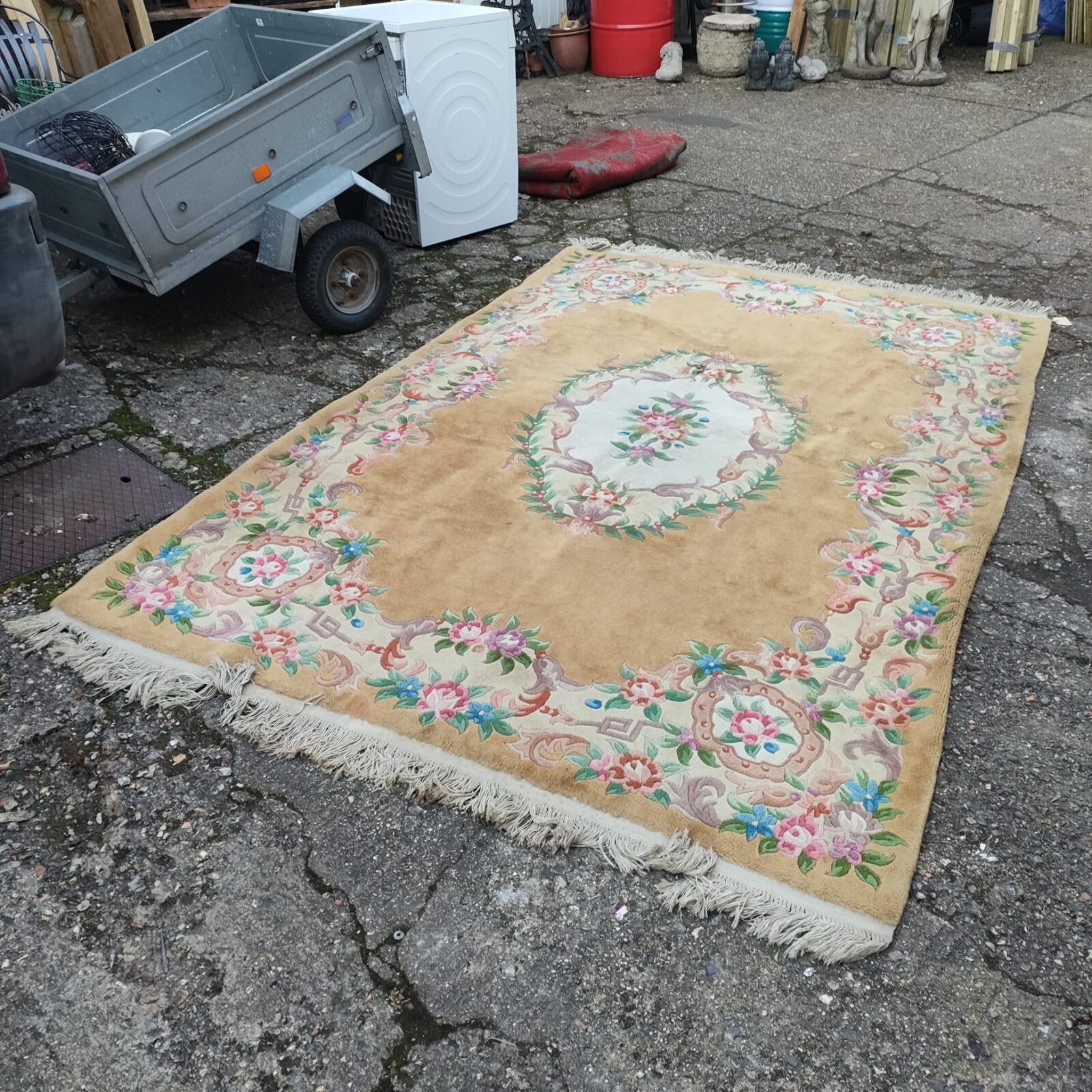 Large cream floral pattern rug 9ft x 6ft