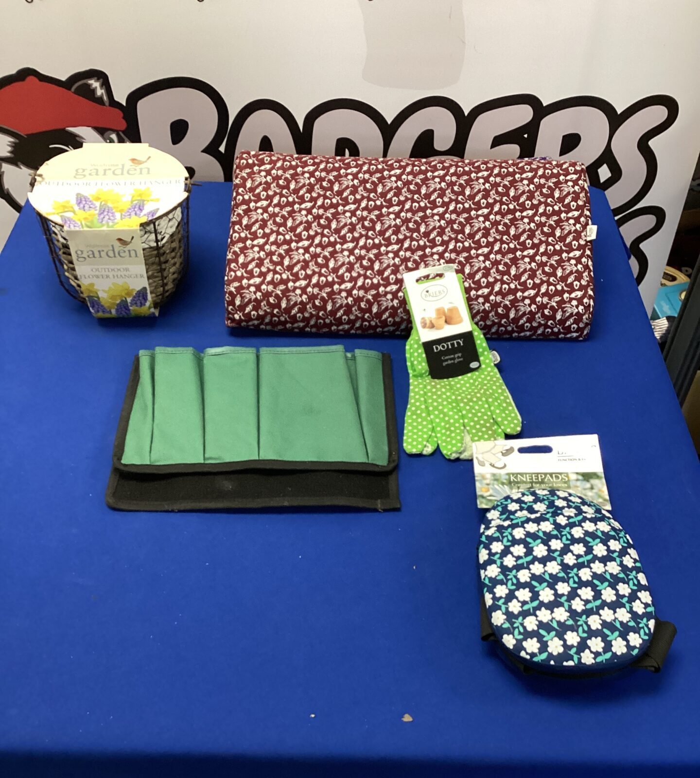 New gardening items inc kneeling pads, garden gloves & outdoor flower hanger