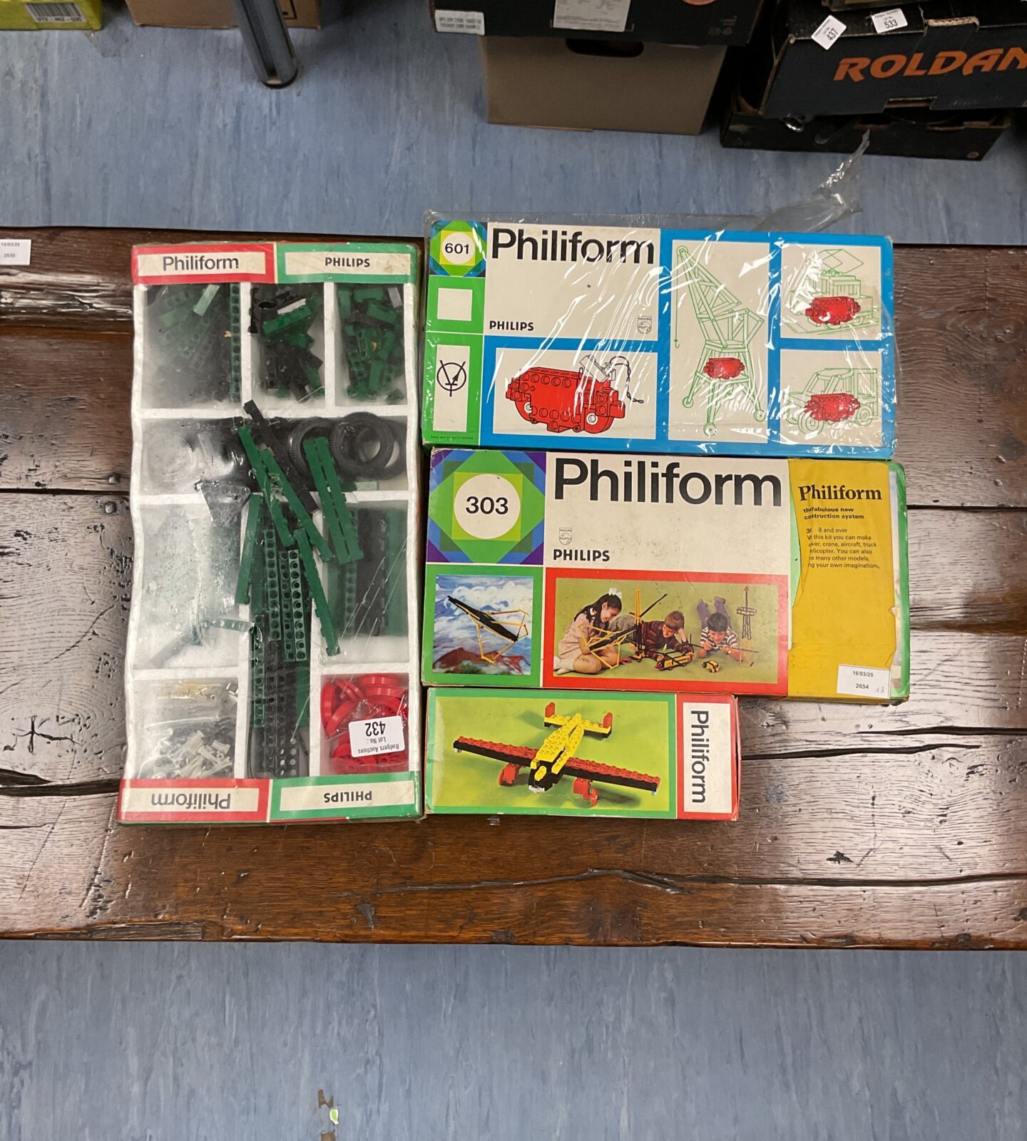 Four boxes of vintage philiform building sets