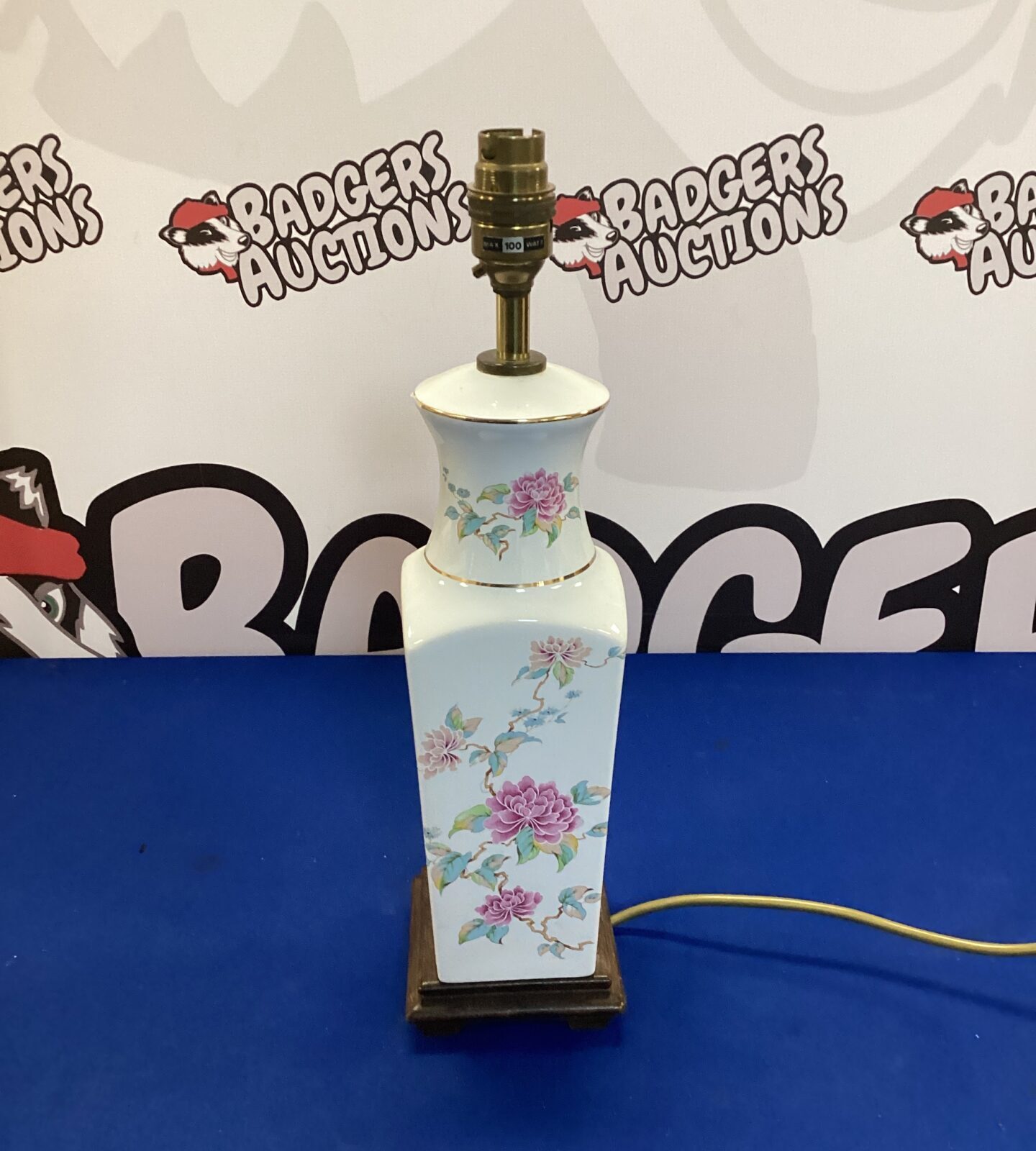 Floral pattern table lamp