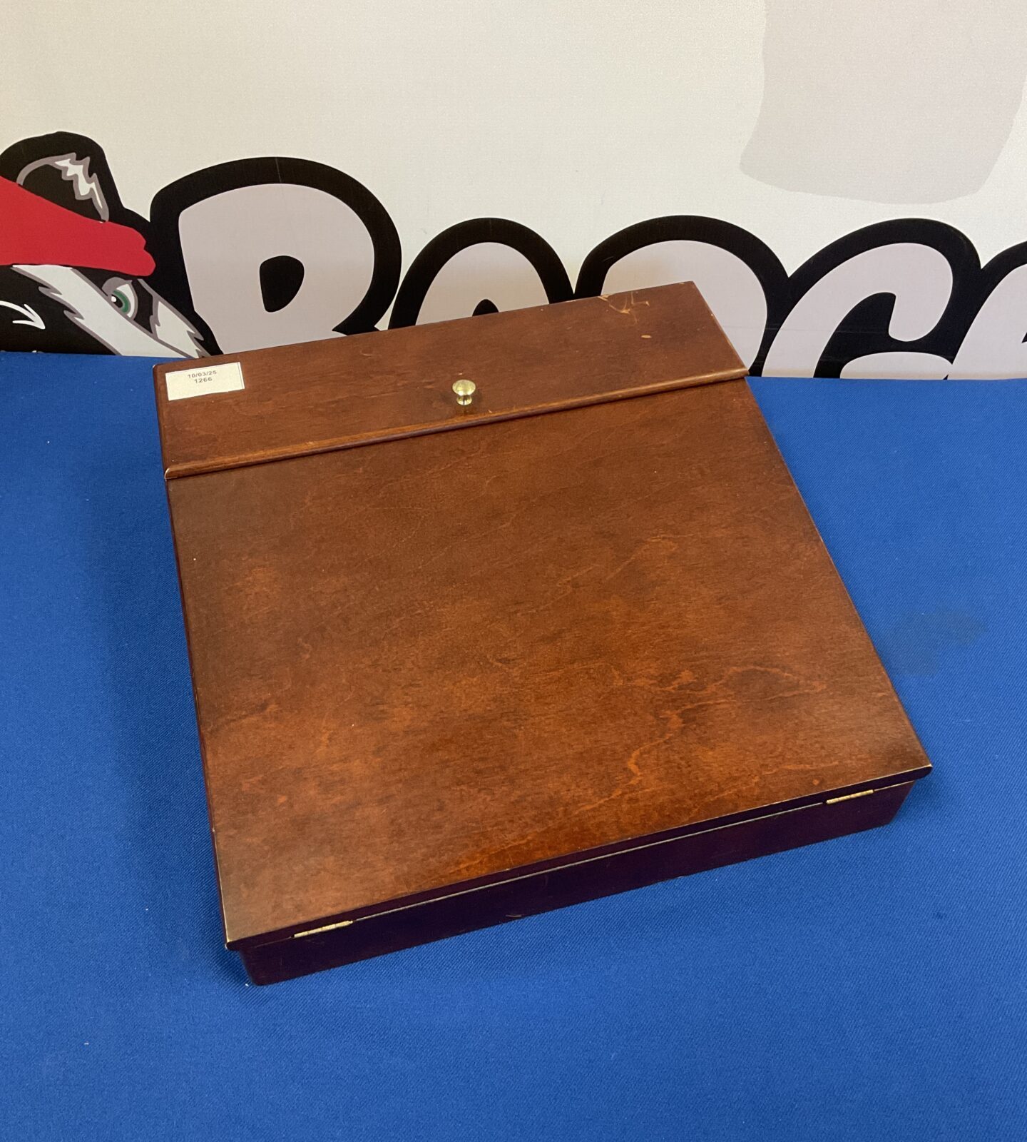 Mahogany writing slope with two glass inkwells - Image 2