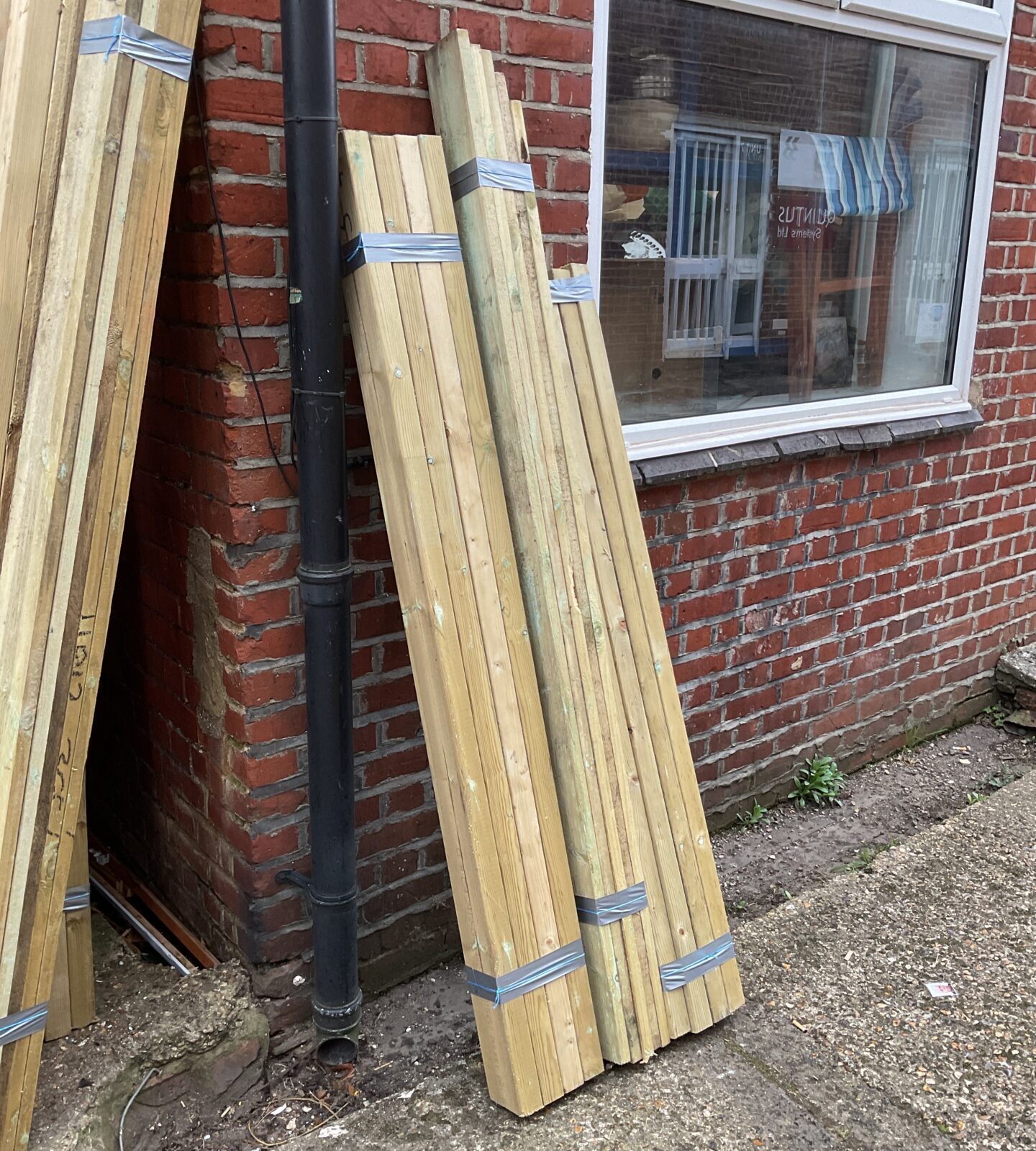 Three bundles of 4.6ft & 5ft timbers