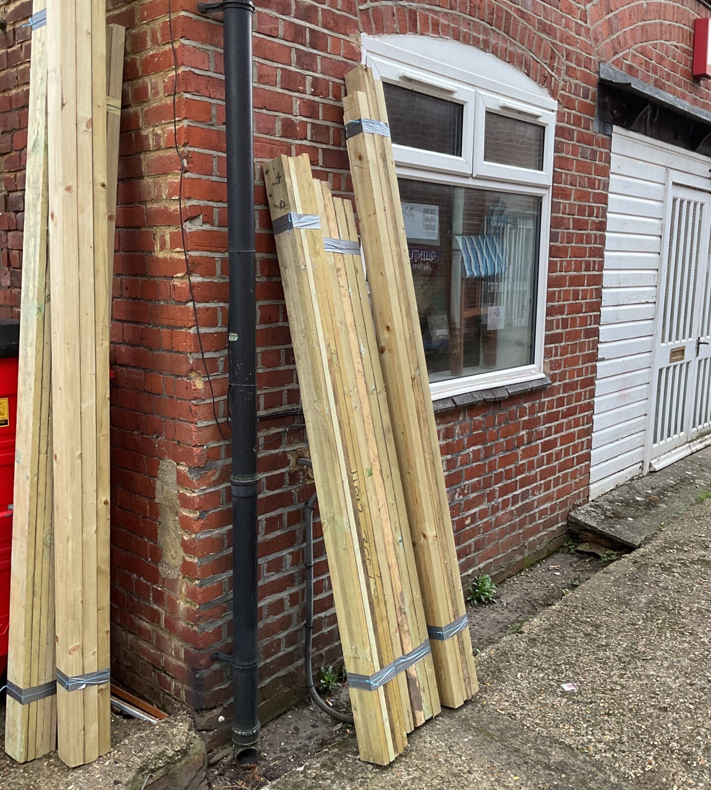 Three bundles of 6ft & 7ft timbers