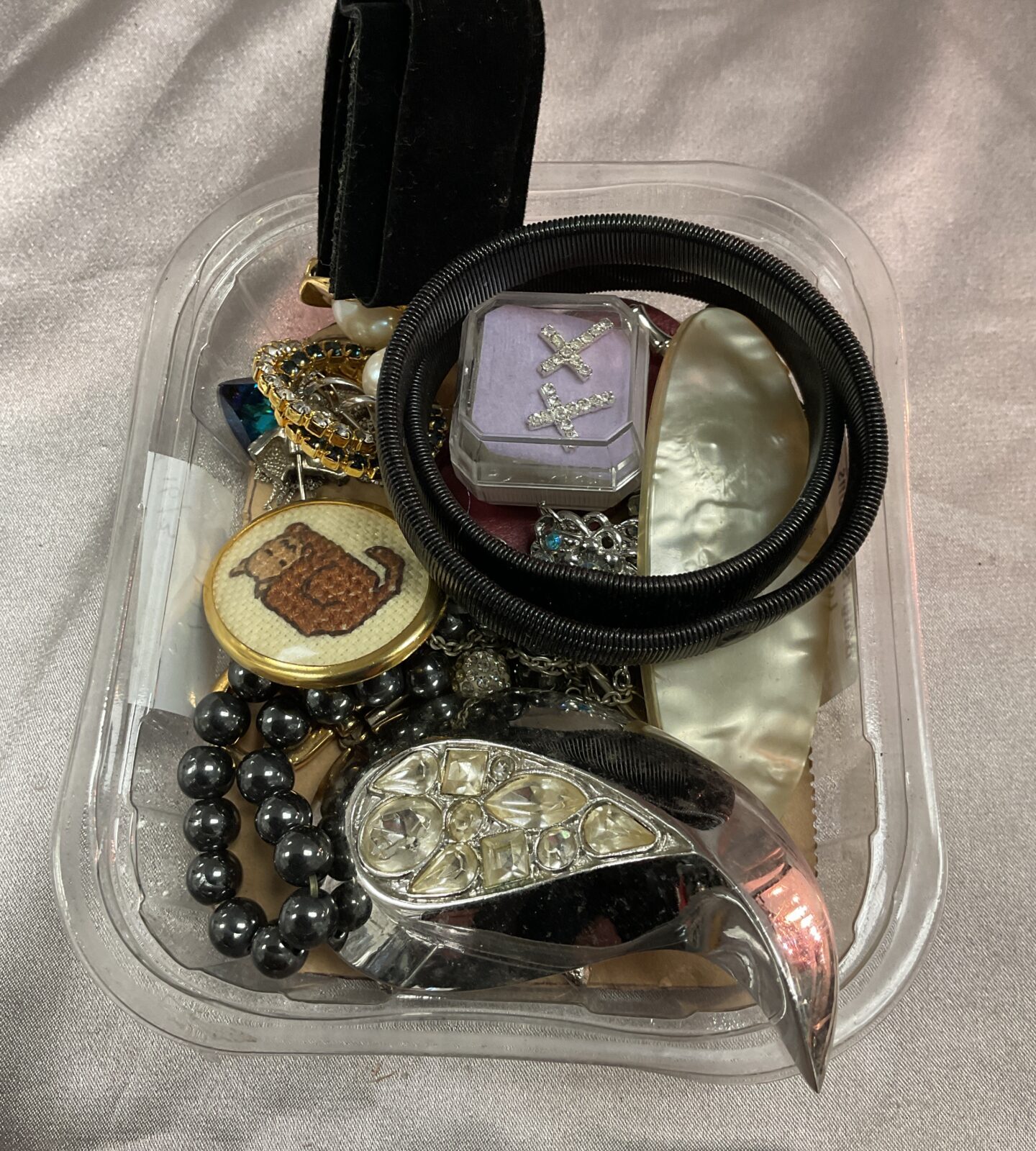 Tray of assorted jewellery