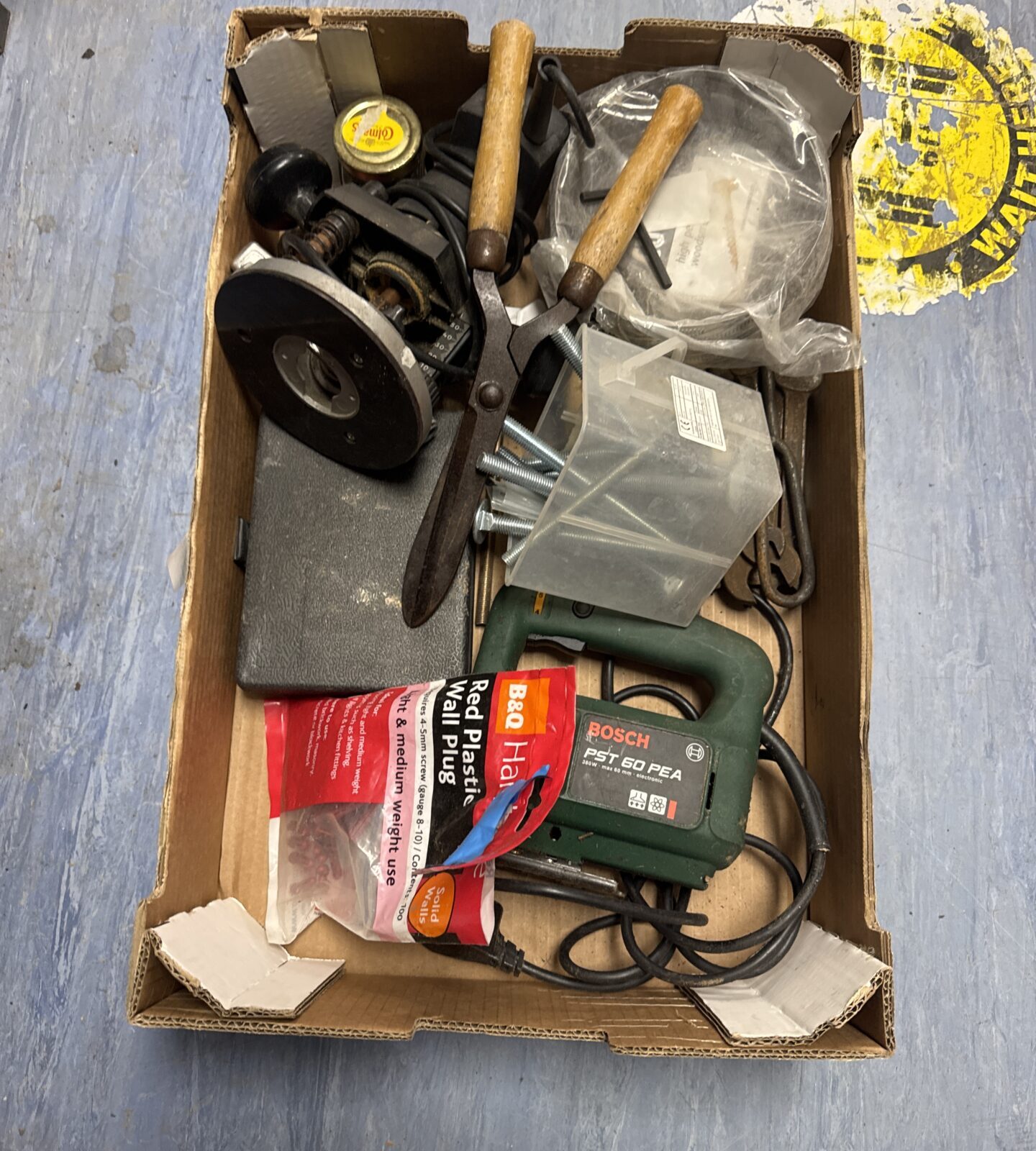 Tray of garage clearance items inc router, large bolts & others