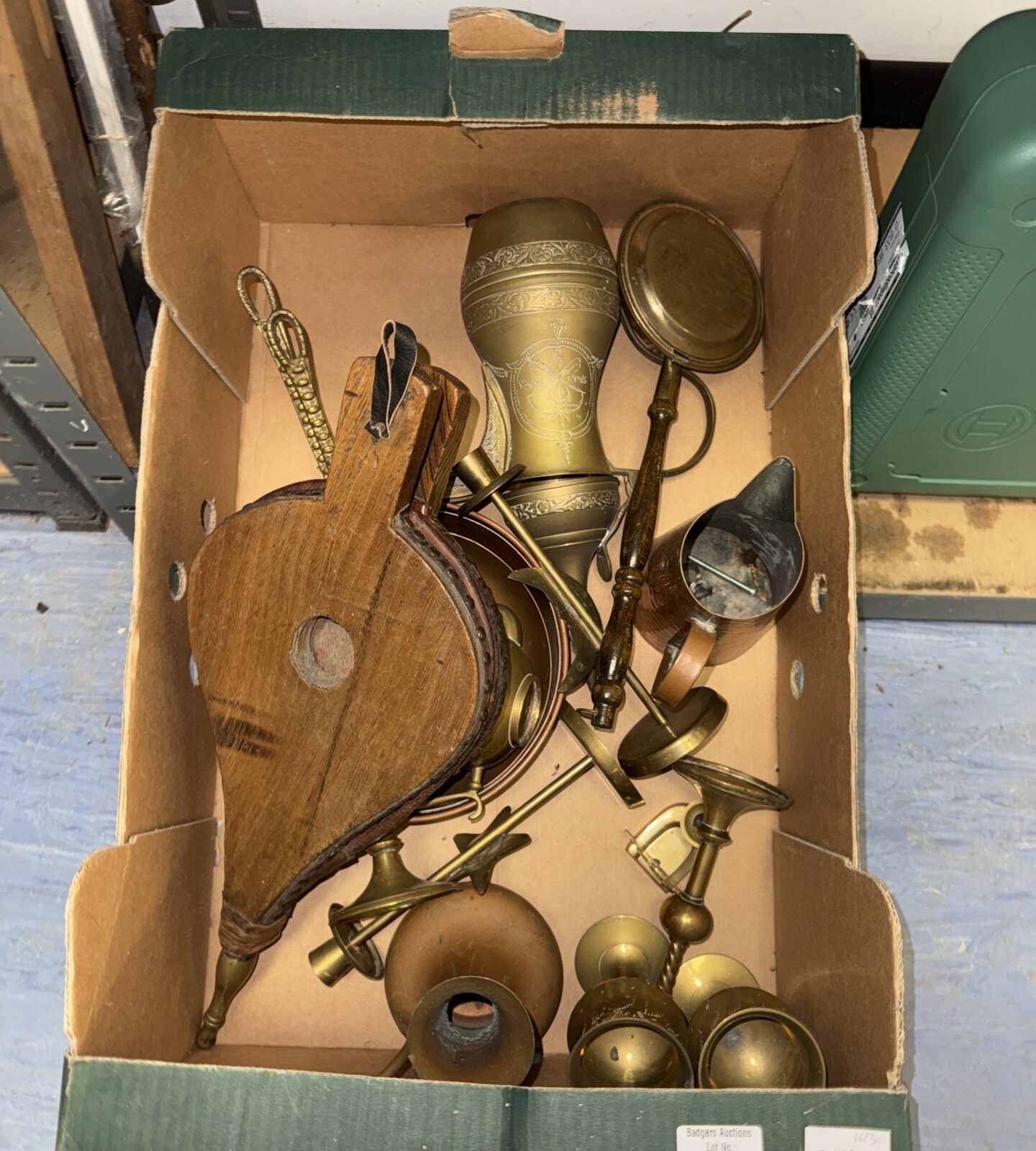 Tray of vintage copper & brassware