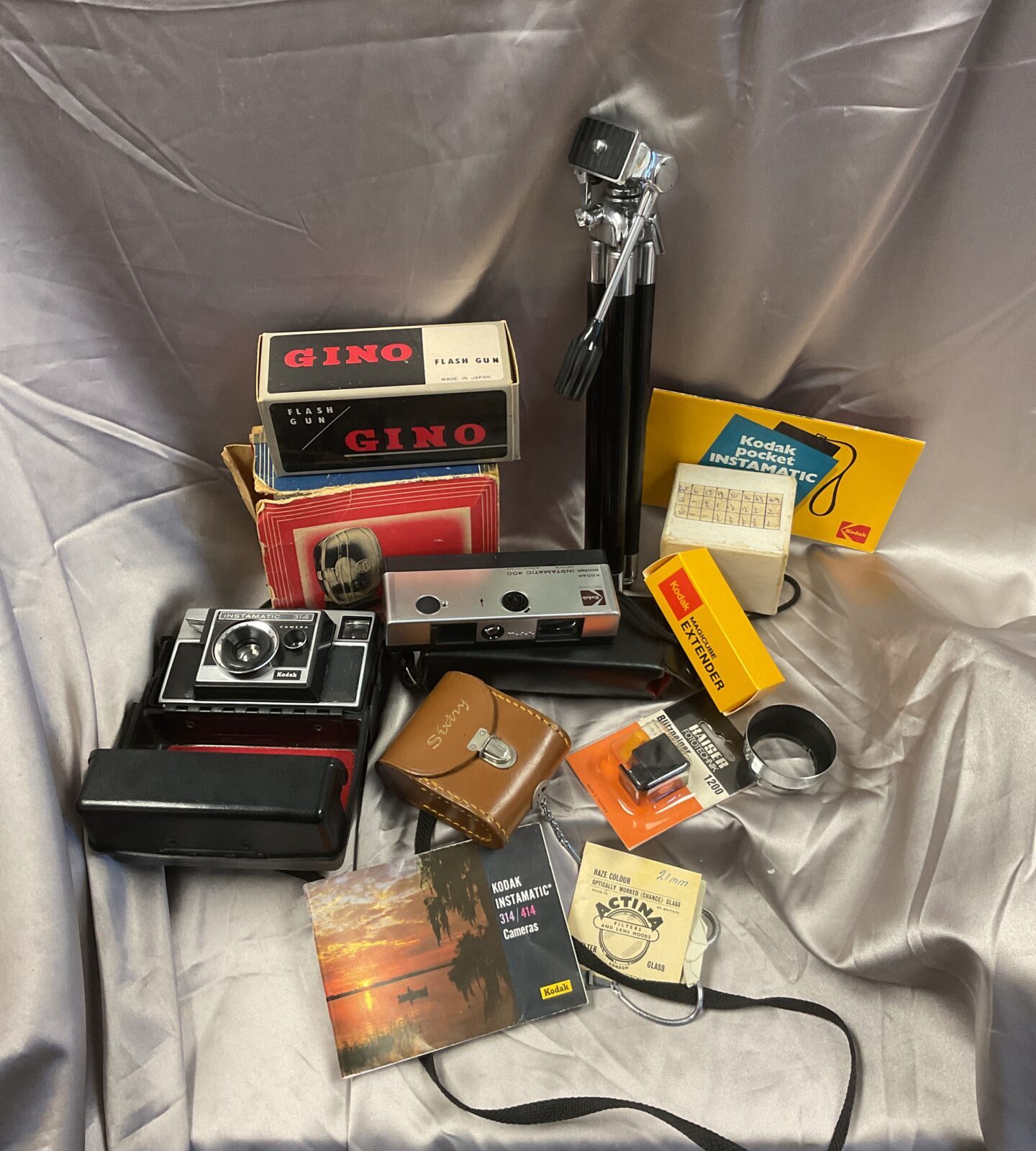 Box of vintage cameras & accessories including kodak