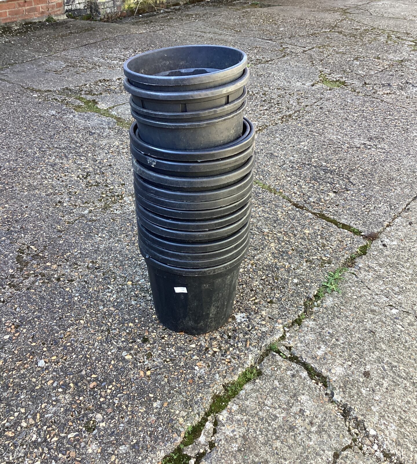 Quantity of garden  tubs
