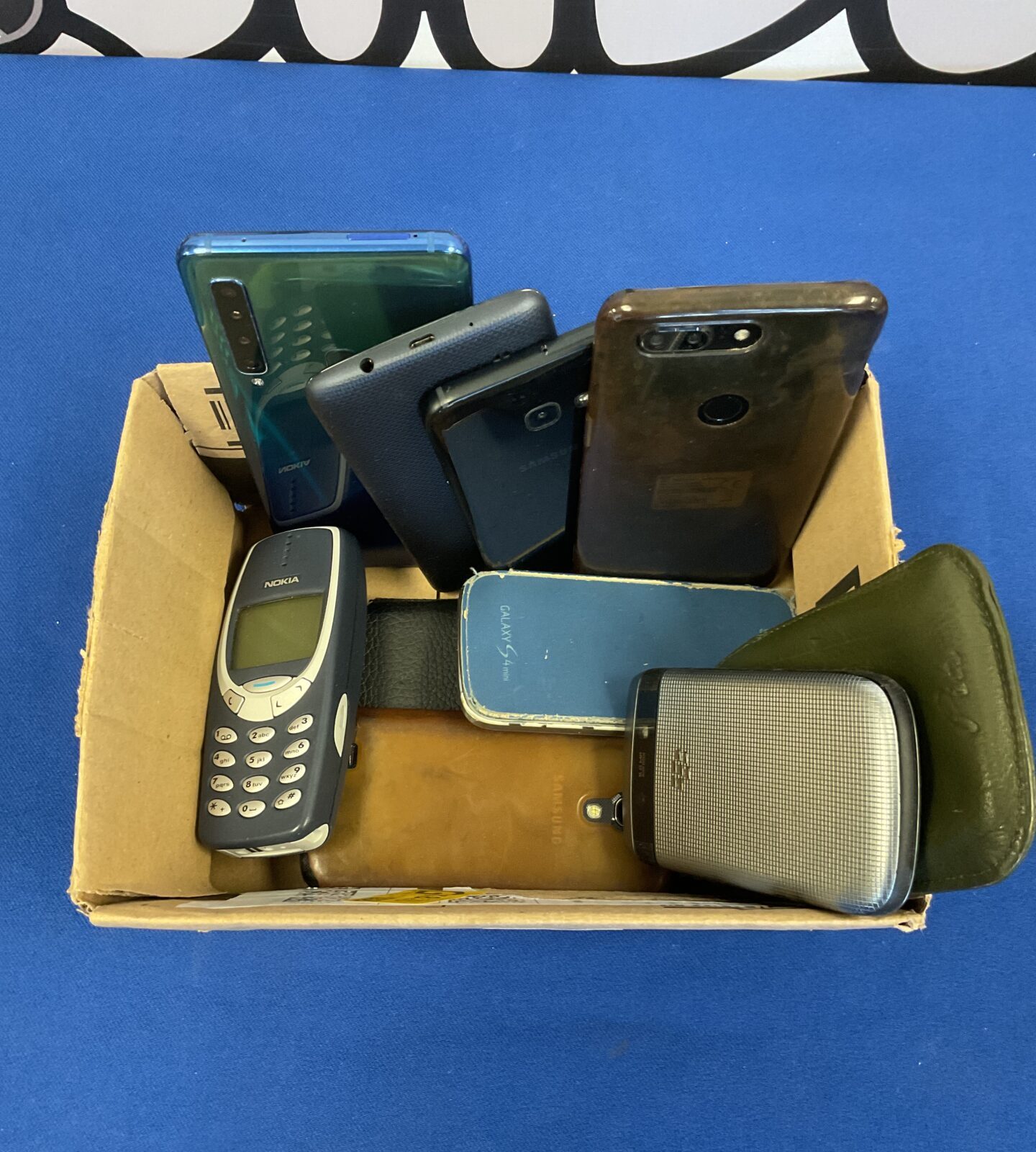 Box of mobile phones inc samsung & nokia