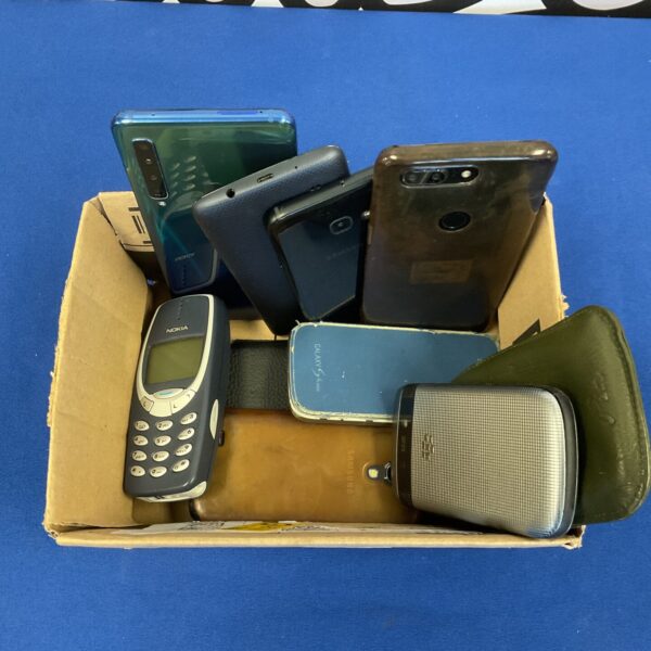 Box of mobile phones inc samsung & nokia