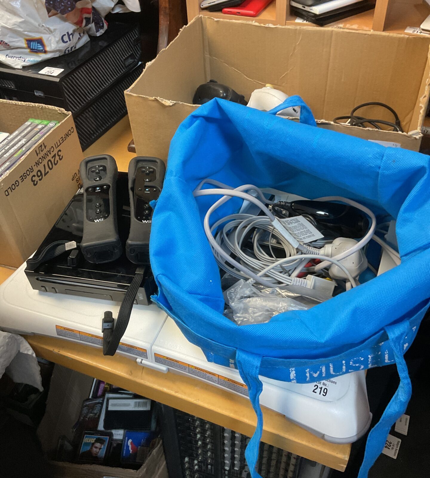 Black Nintendo wii console with controllers & accessories